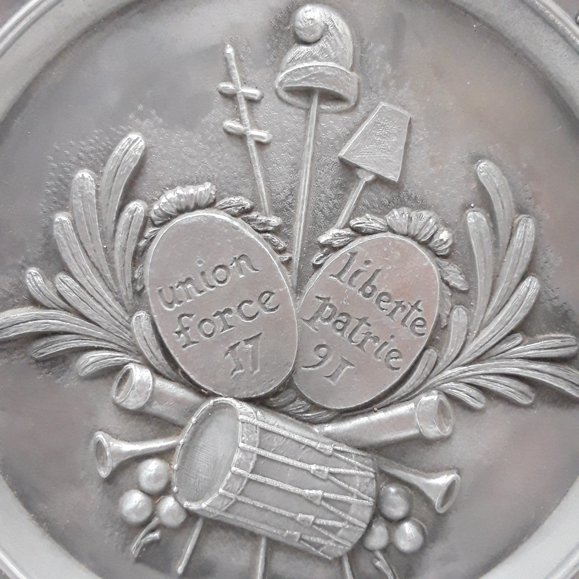 Assiette en étain décor– Union Force Liberté 1791 Bon état - Vue 3 - 