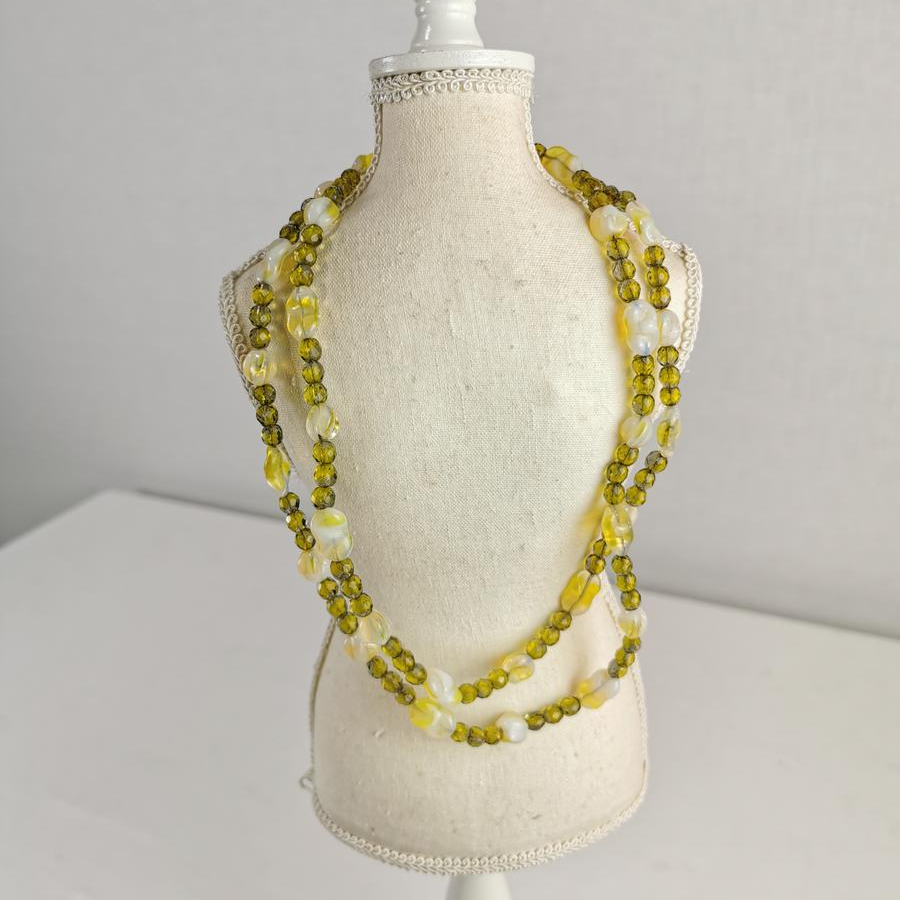 Collier perles pâte de verre jaune et vert  Bon état -  reconditionné disponible sur Label Emmaüs