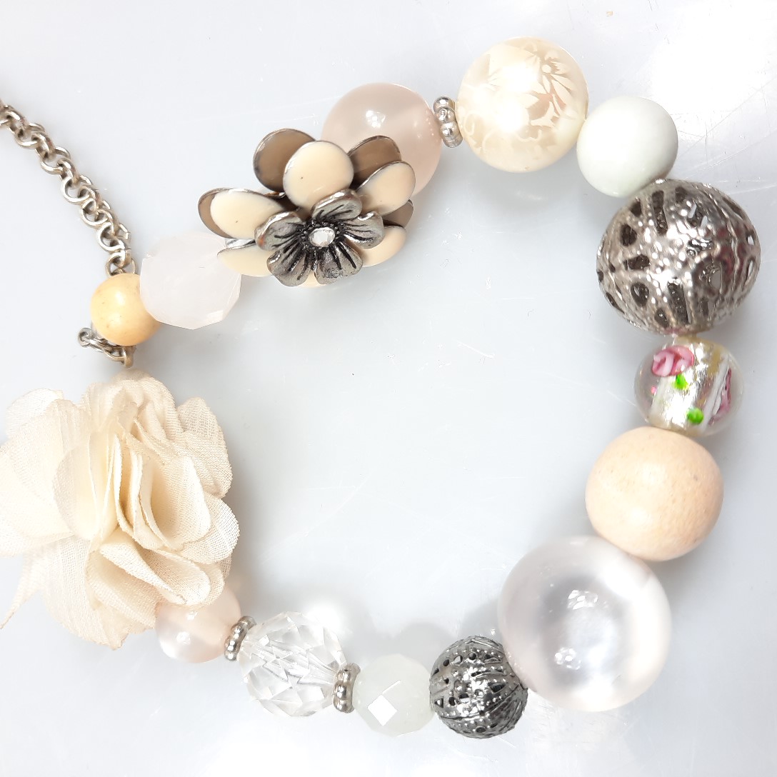 Voir photo 2 de Collier charme perles fantaisie et fleur en tissu Collier charme perles fantaisie et fleur en tissu Très bon état - Vue 2 -