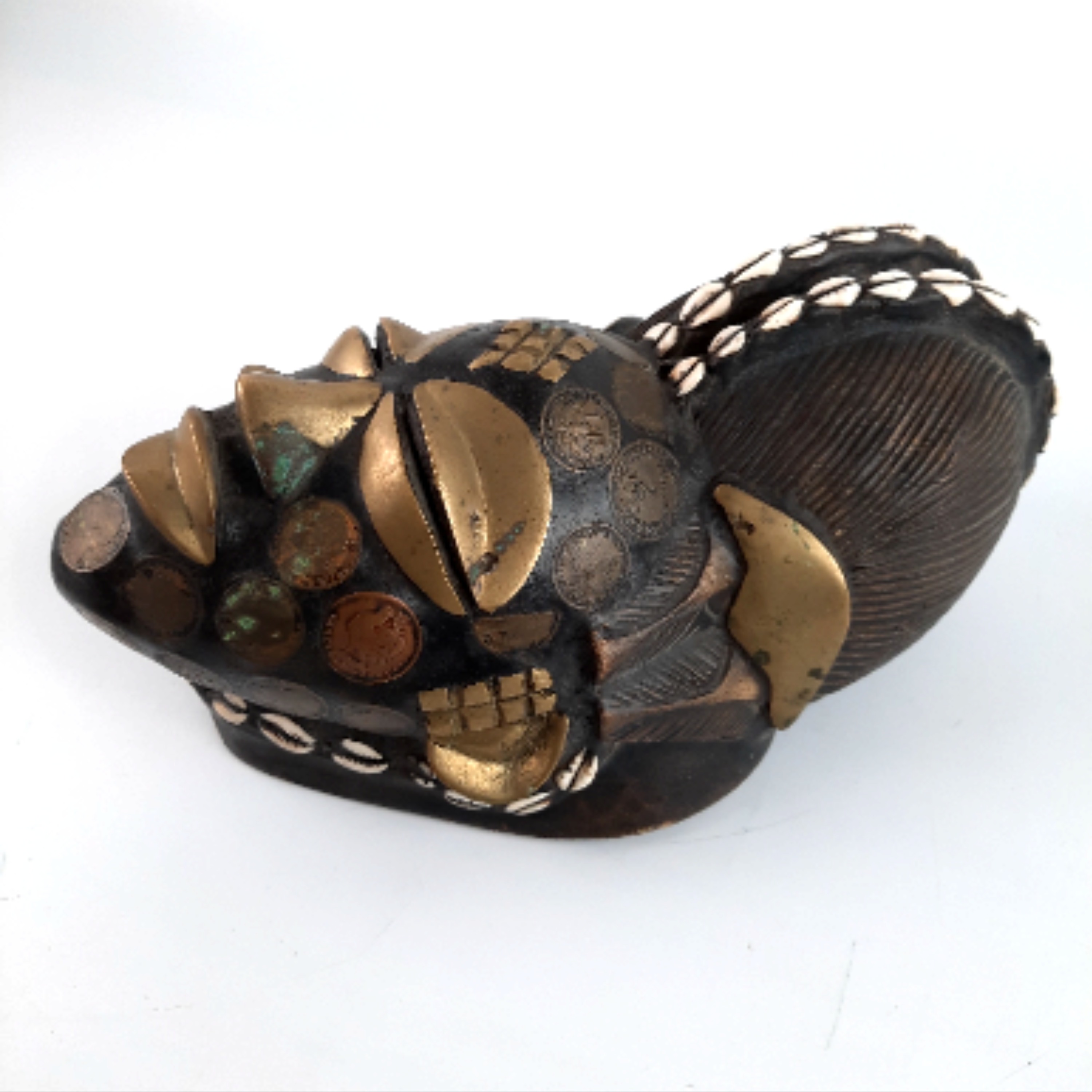 Masque africain en bois avec pièces de monnaie Bon état - Vue 7 - 