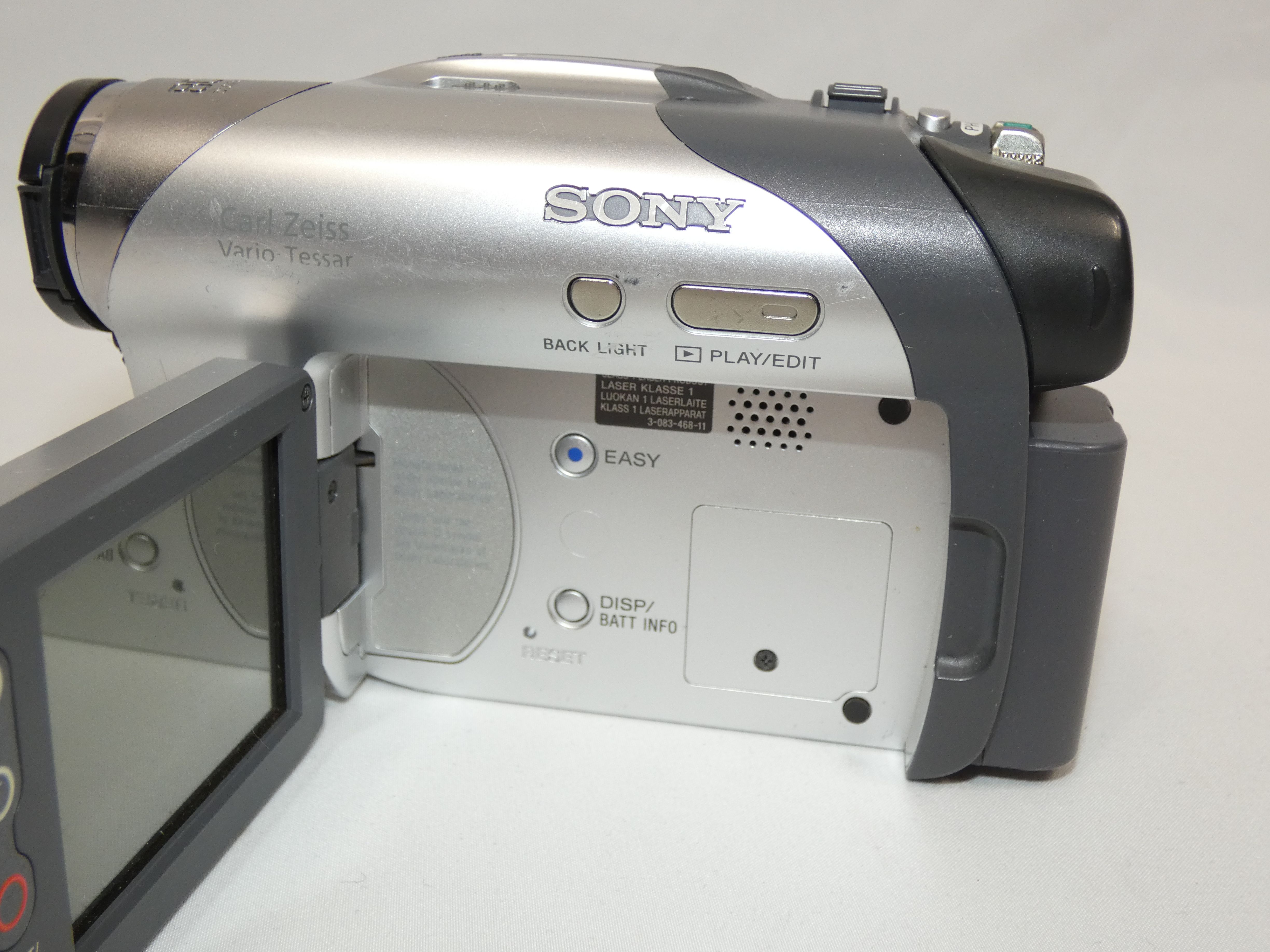 Camescope SONY DCR-DVD105 E (pour pièces) Bon état - Vue 4 - 