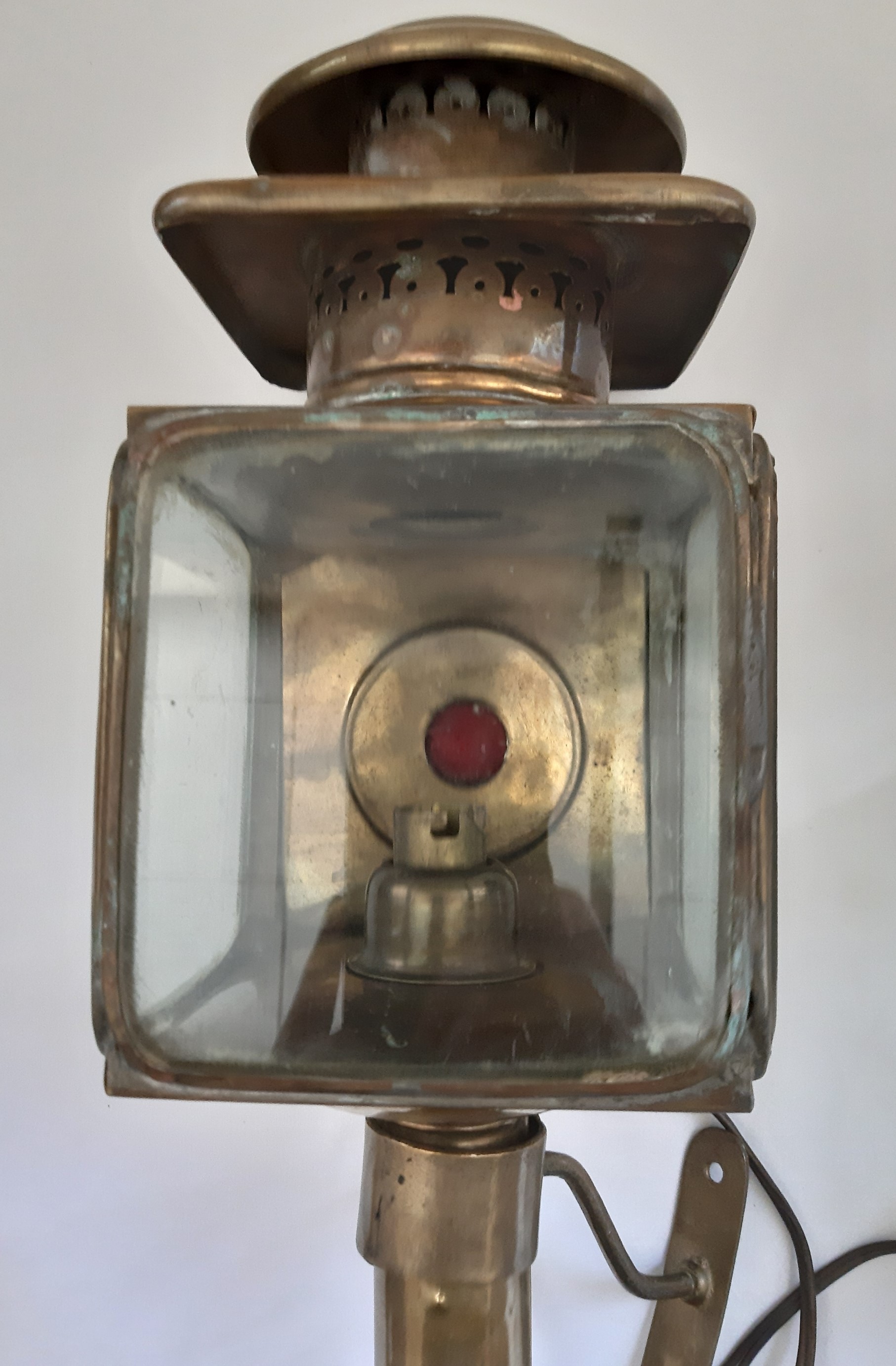 Lanterne  2  - Laiton, Verre, Paire De Lanternes De Calèche De Style Napoleon Iii En Laiton Et Verre Avec Les Vitres Protegees Par