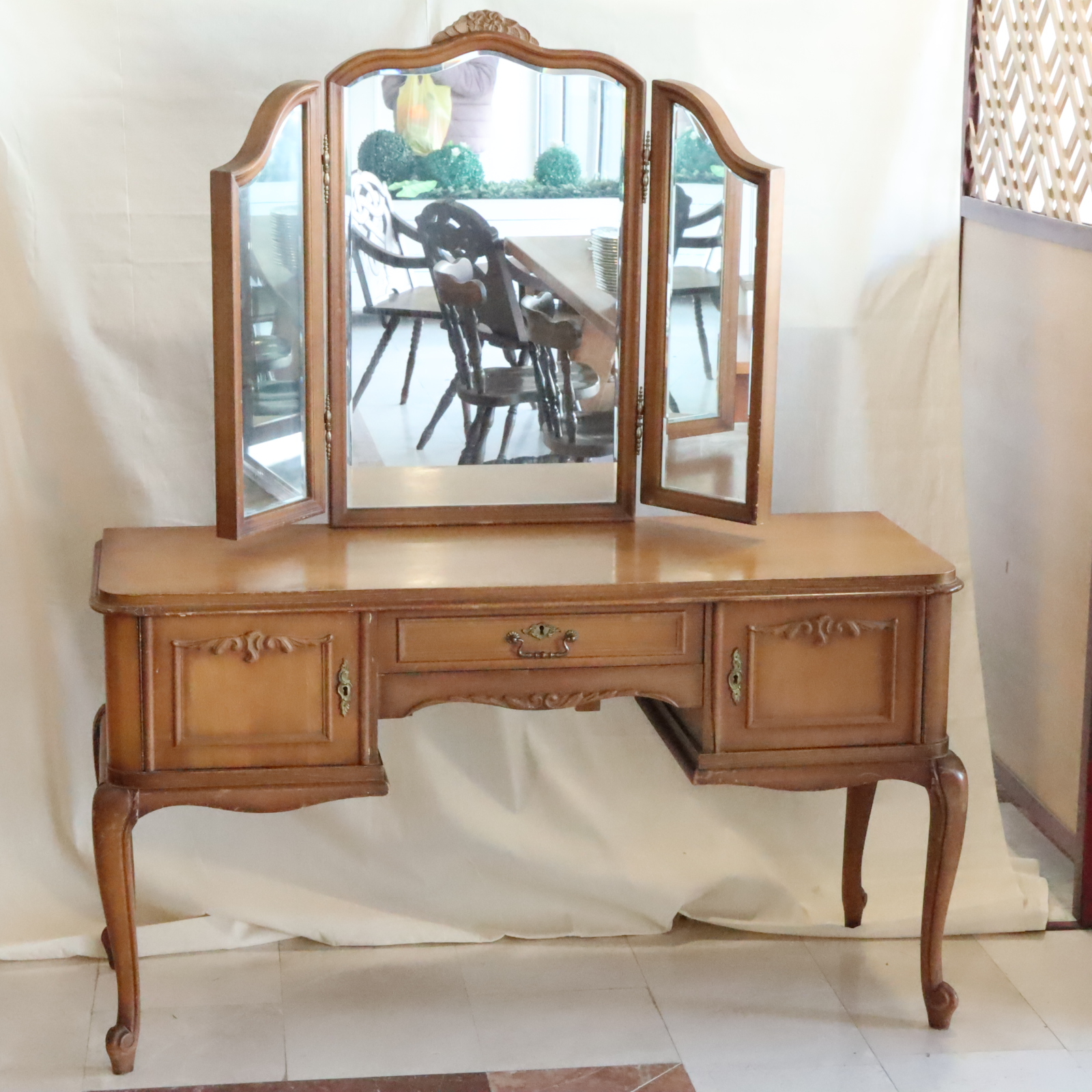 Coiffeuse vintage en bois avec miroir triptyque Bon état - Vue 2 - 