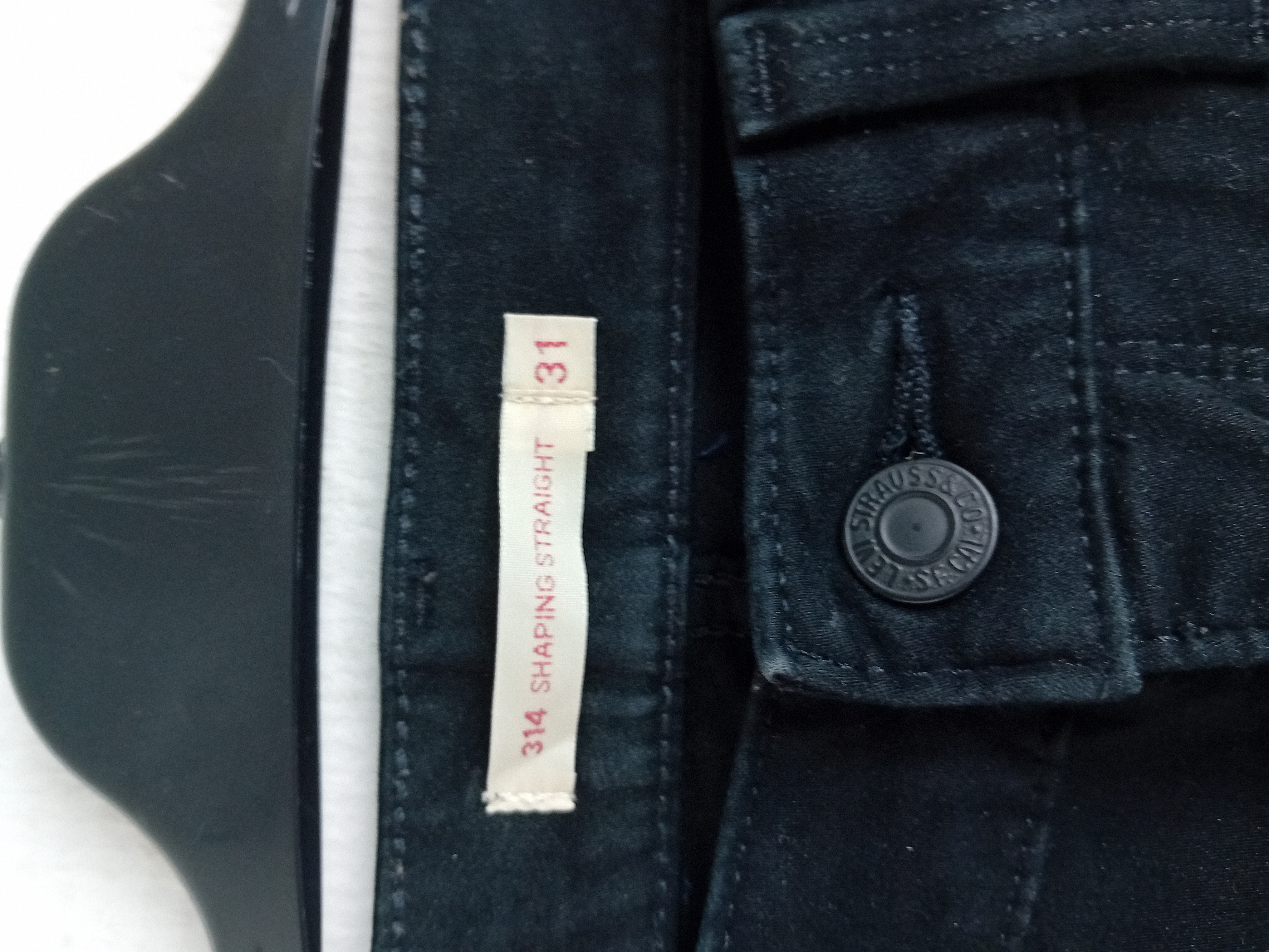 Voir photo 4 de Jean Noir Levi's 314 Shaping Straight W31 (T3917) Jean Noir Levi's 314 Shaping Straight W31 (T3917) - Vue 4 -