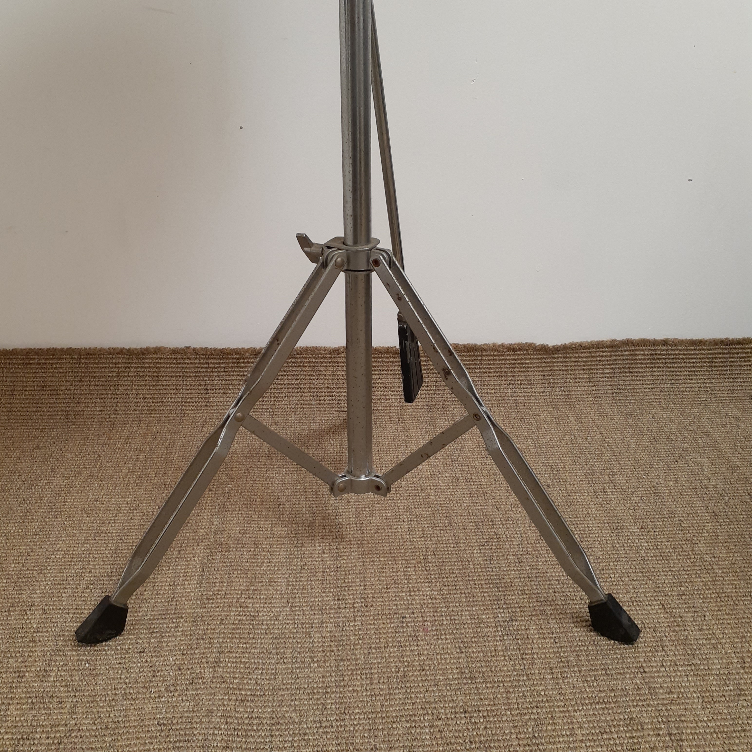 Cymbale en cuivre avec pied réglable Bon état - Vue 4 - 
