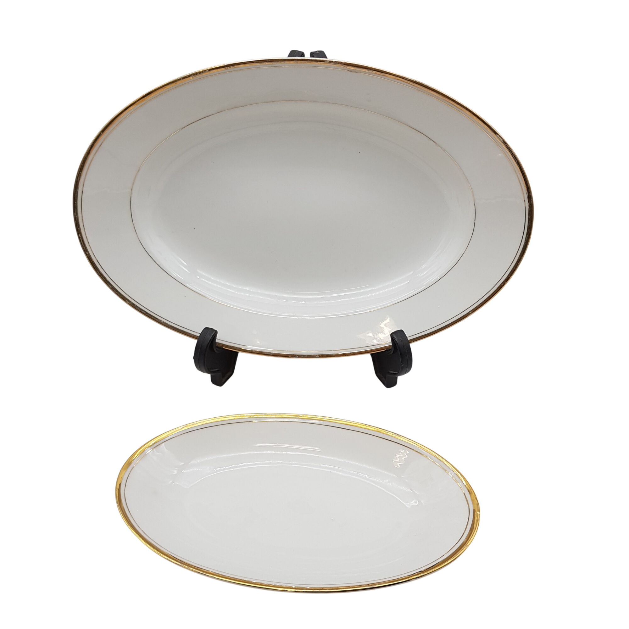 Acheter Lot d'un grand plat et un ravier anciens Bon état - 18,00 € Lot d'un grand plat et un ravier anciens Bon état - reconditionné disponible sur Label Emmaüs
