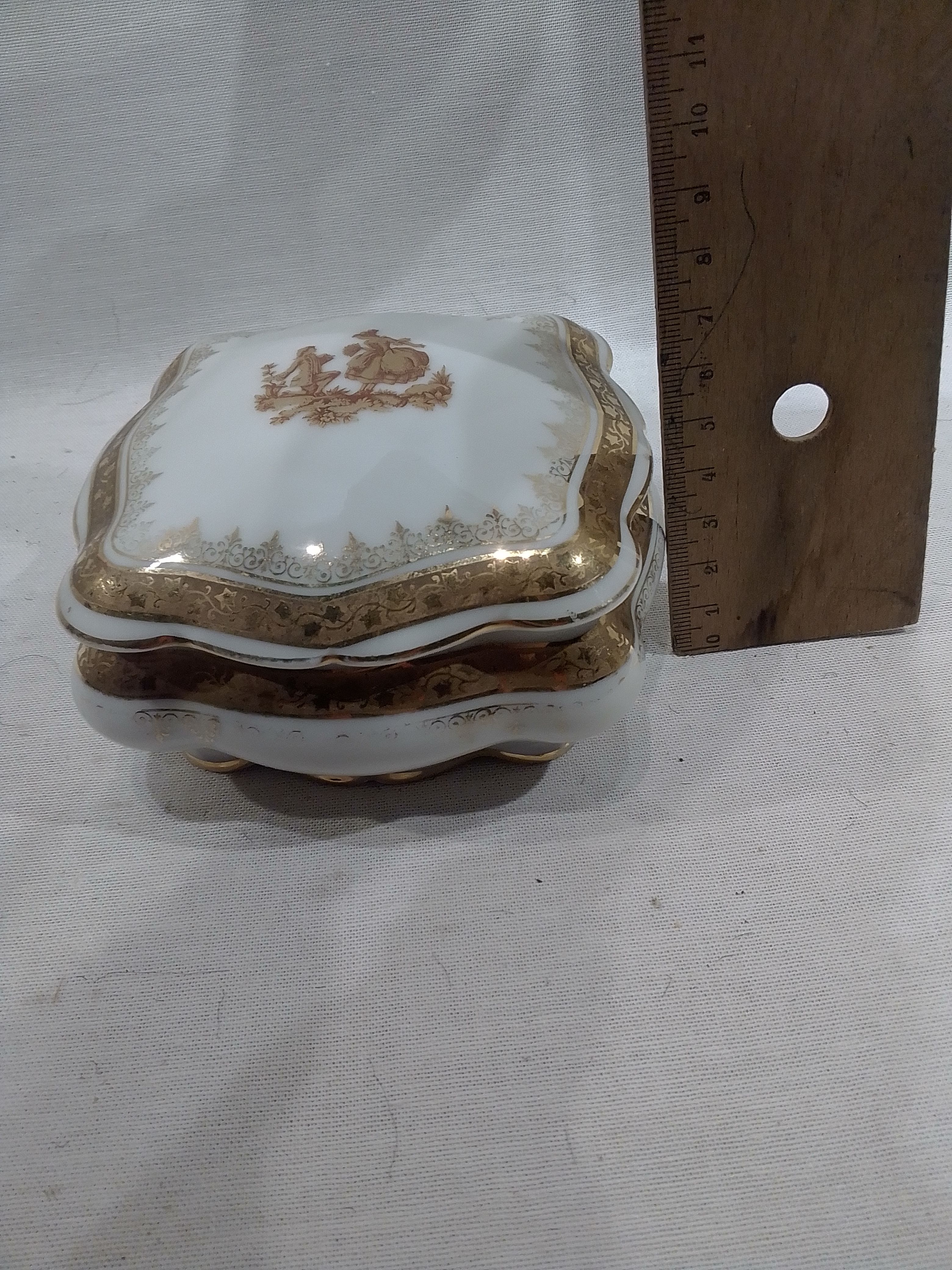 Voir photo 6 de Boîte Bonbonnière porcelaine de Limoge Boîte Bonbonnière porcelaine de Limoge État correct - Vue 6 -