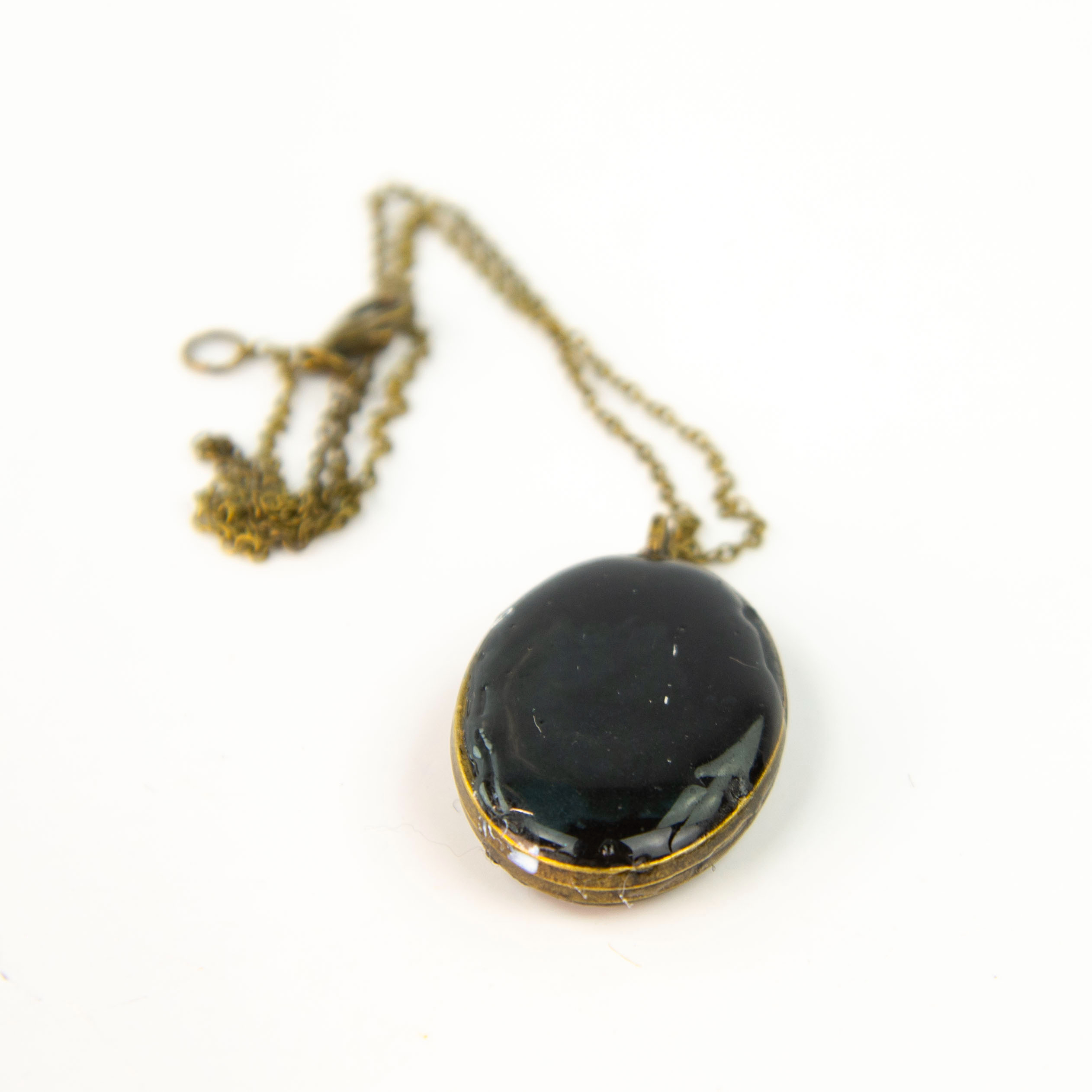 Collier en résine époxy à fleur rose sur fond noir avec sa chaîne en métal Comme neuf - Vue 3 - 