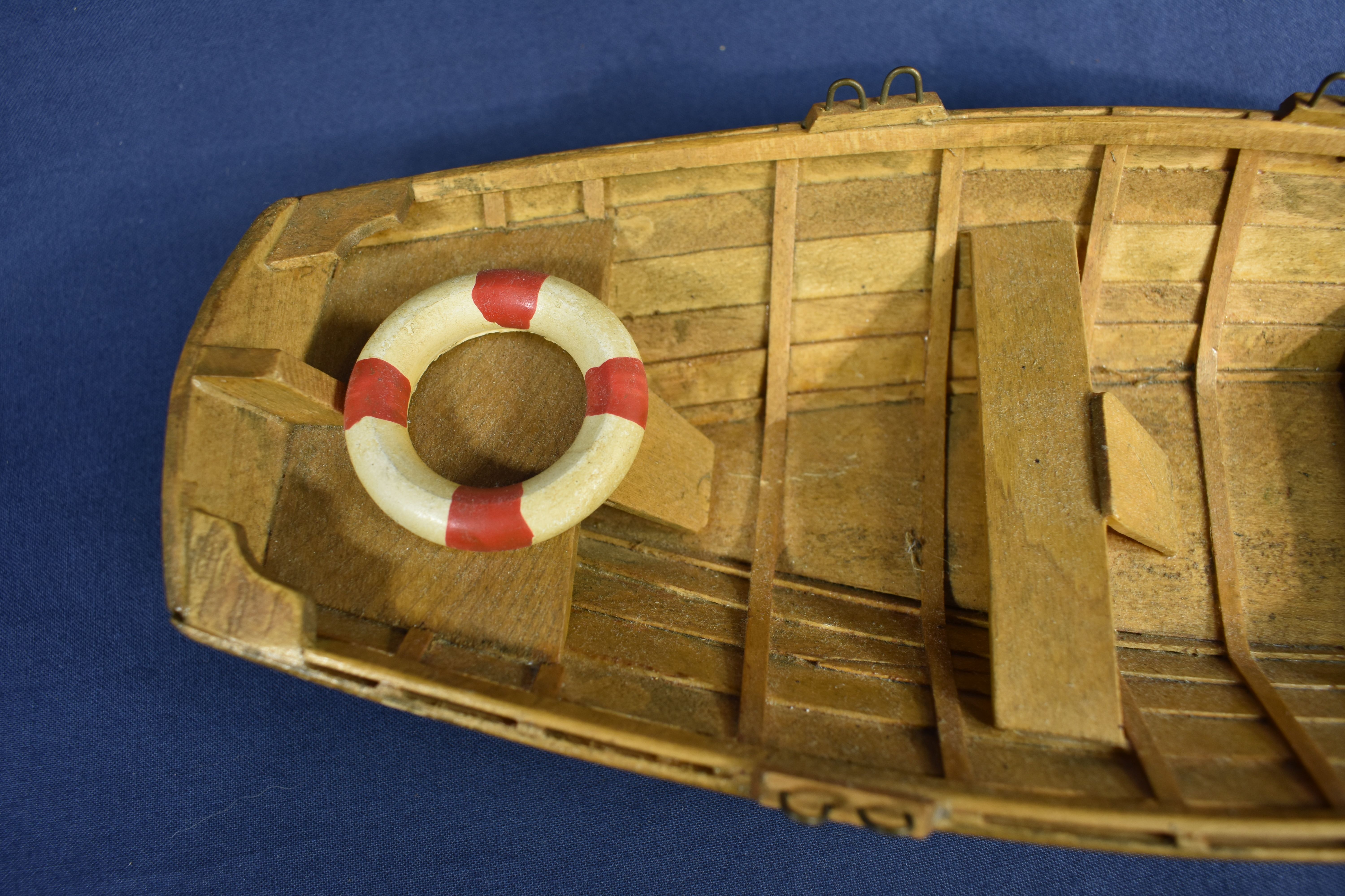 Voir photo 5 de Très belle maquette ancienne, en bois d'un canoë, avec ses 2 rames et sa bouée de sauvetage, longueur 29.5 cm. Très belle maquette ancienne, en bois d'un canoë, avec ses 2 rames et sa bouée de sauvetage, longueur 29.5 cm. Bon état - Vue 5 -