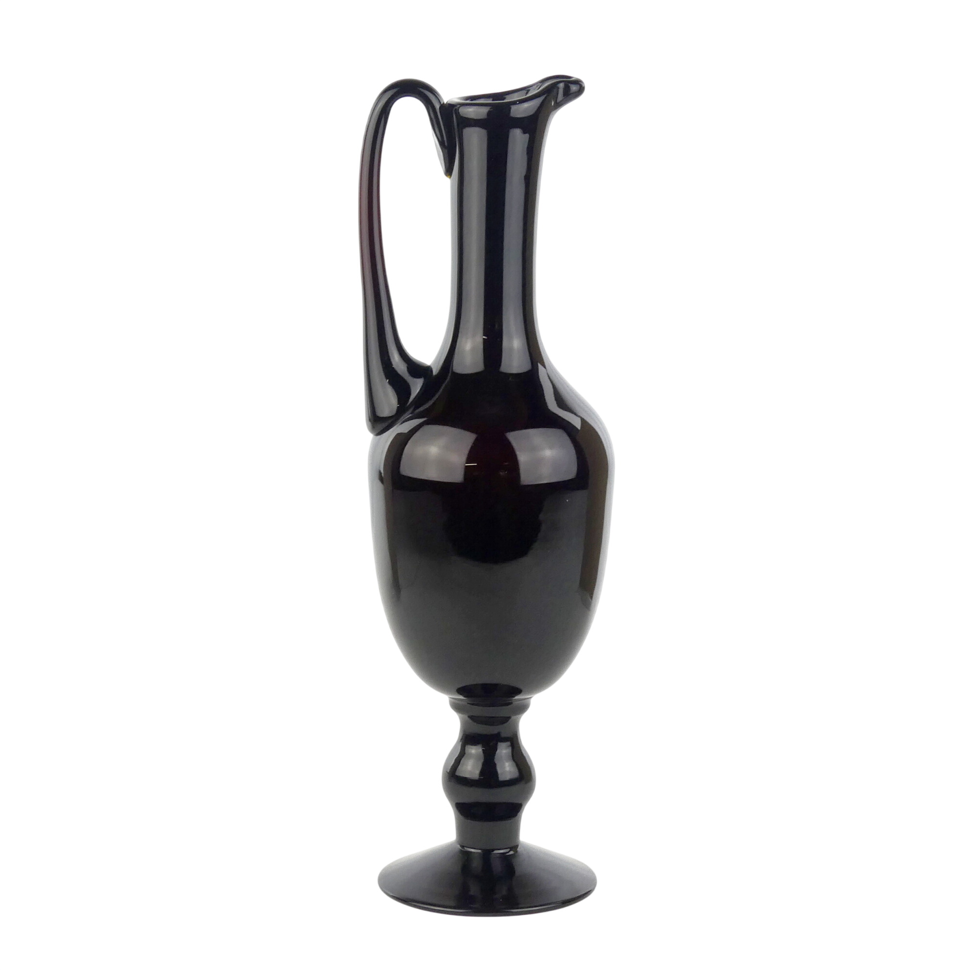 Vase aiguière en verre soufllé bordeau foncé Bon état -  reconditionné disponible sur Label Emmaüs