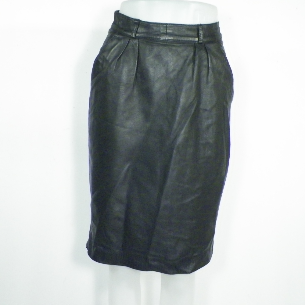 Jupe en Cuir Noire Taille Estimée 36. Bon état -  reconditionné disponible sur Label Emmaüs