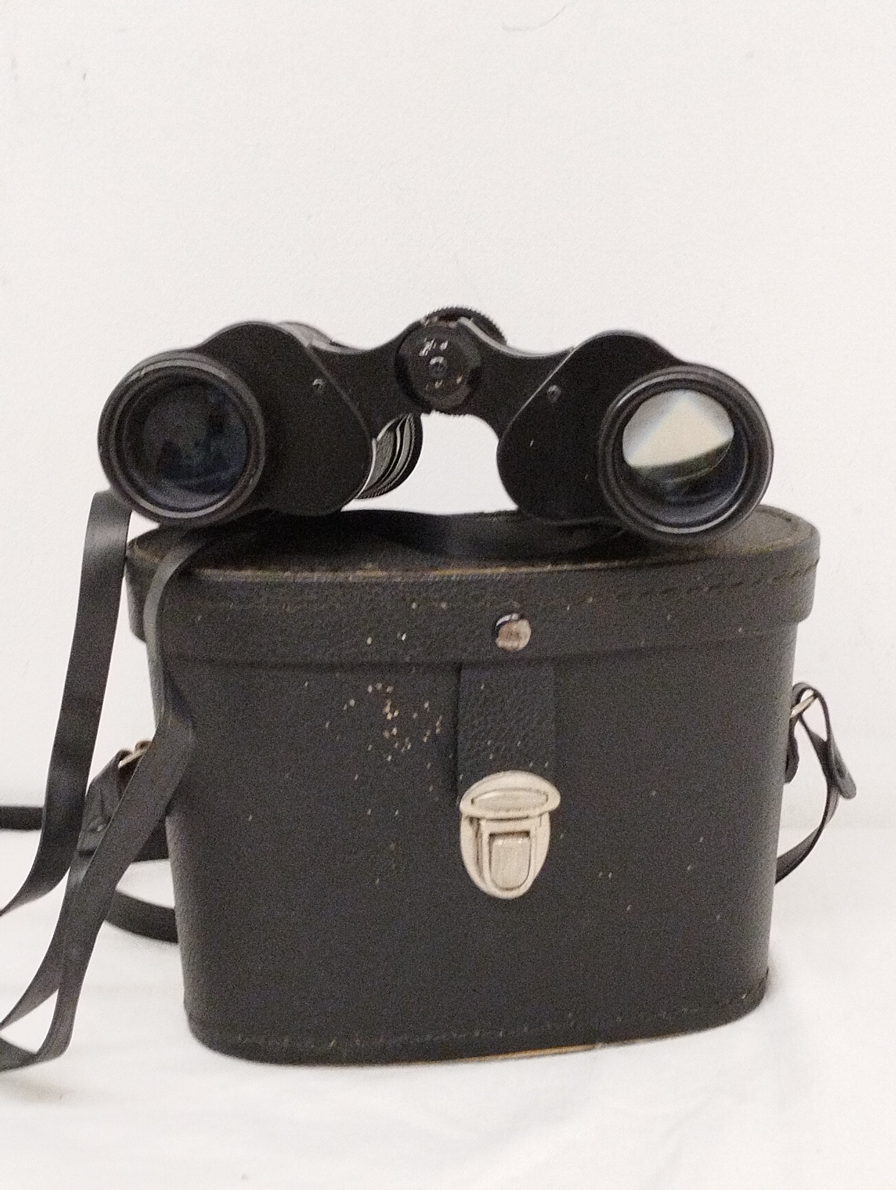 Paire de Jumelles vintage KRYS 8x 30 Blickwinkel 7.5° - 131m/1000m avec étui - Bon état sur Label Emmaüs