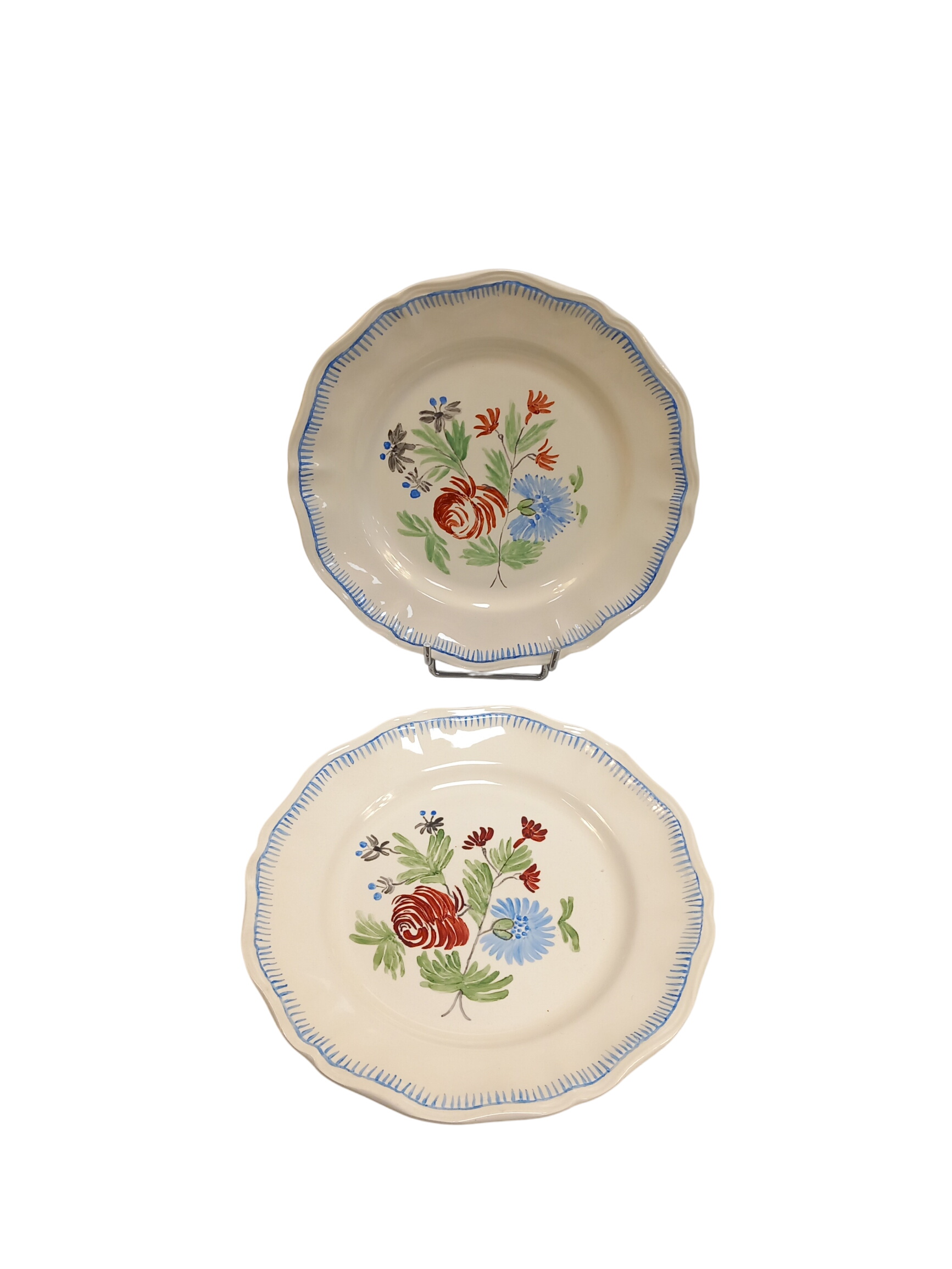 Lot de 2 assiettes plate en faïence, peint à la main, décor floral . - Photo 0