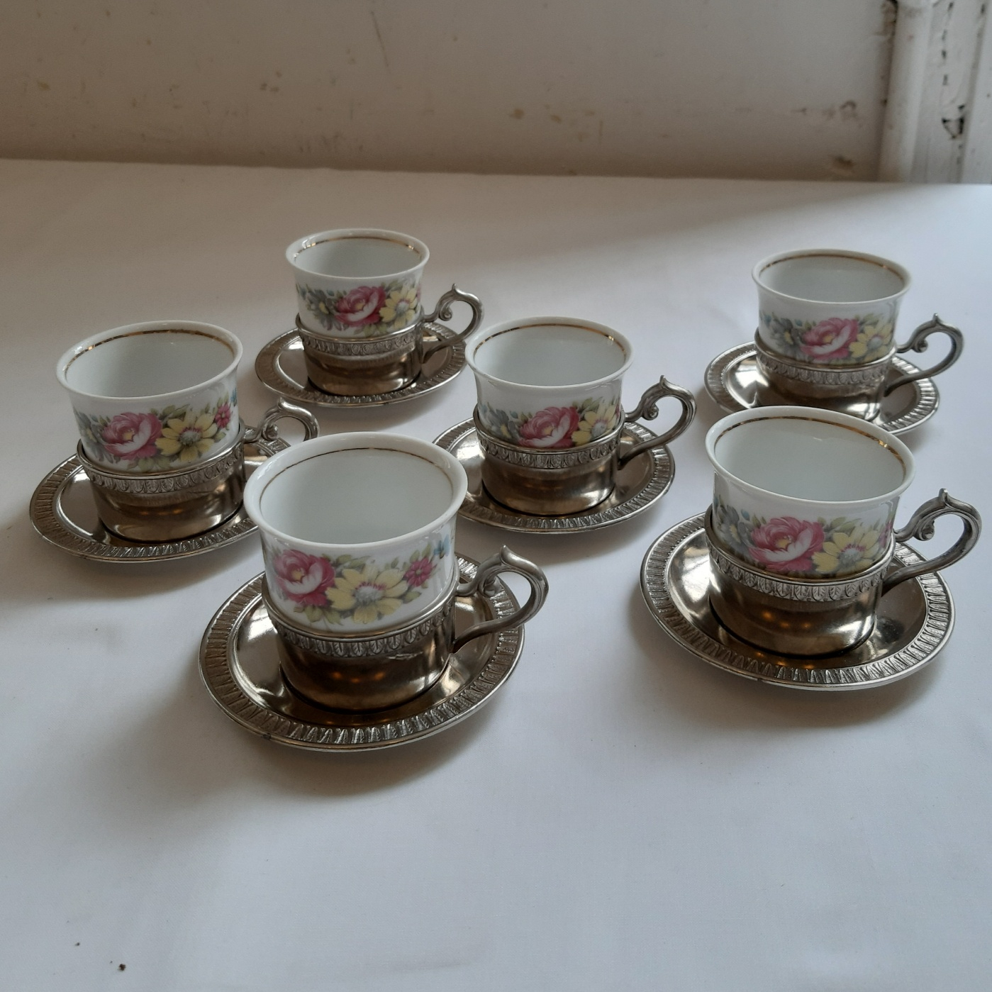 Service à café 6 tasses à Moka / Café en PORCELAINE avec support et soucoupe en ÉTAIN, vintage Bon état -  reconditionné disponible sur Label Emmaüs