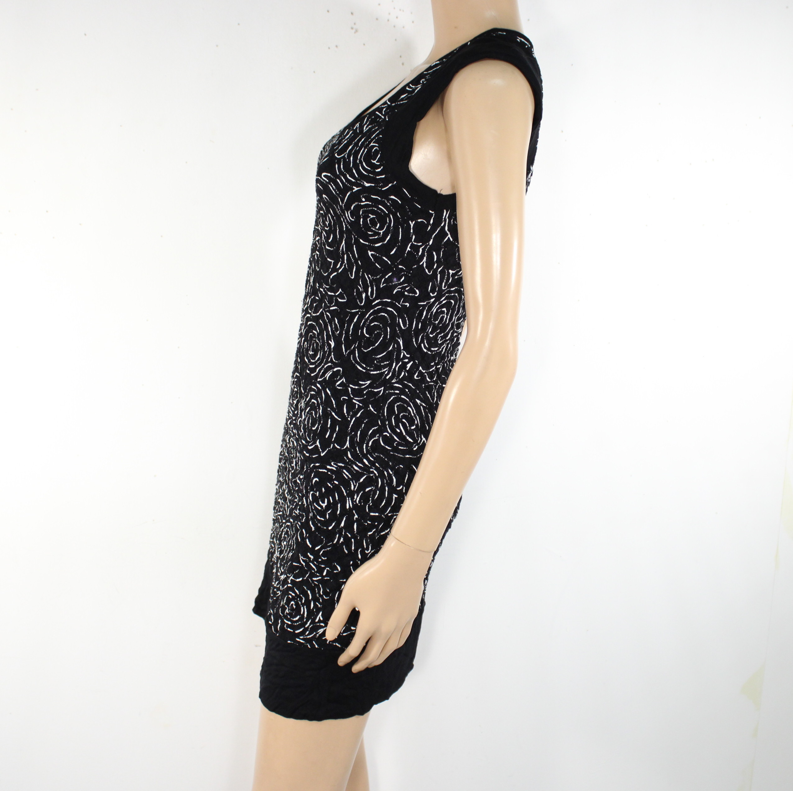 Voir photo 3 de Robe Noire Fleuris Blanc JUS D'ORANGE Taille Estimée S Robe Noire Fleuris Blanc JUS D'ORANGE Taille Estimée S Très bon état - Vue 3 -