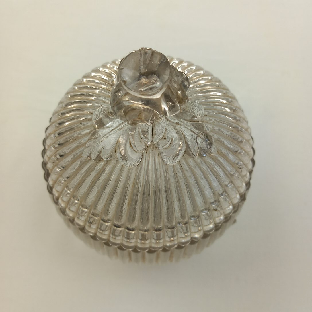 Voir photo 4 de Sucrier Bonbonnière Sphérique en Verre Strié sur tripode Style Portieux Sucrier Bonbonnière Sphérique en Verre Strié sur tripode Style Portieux État correct - Vue 4 -
