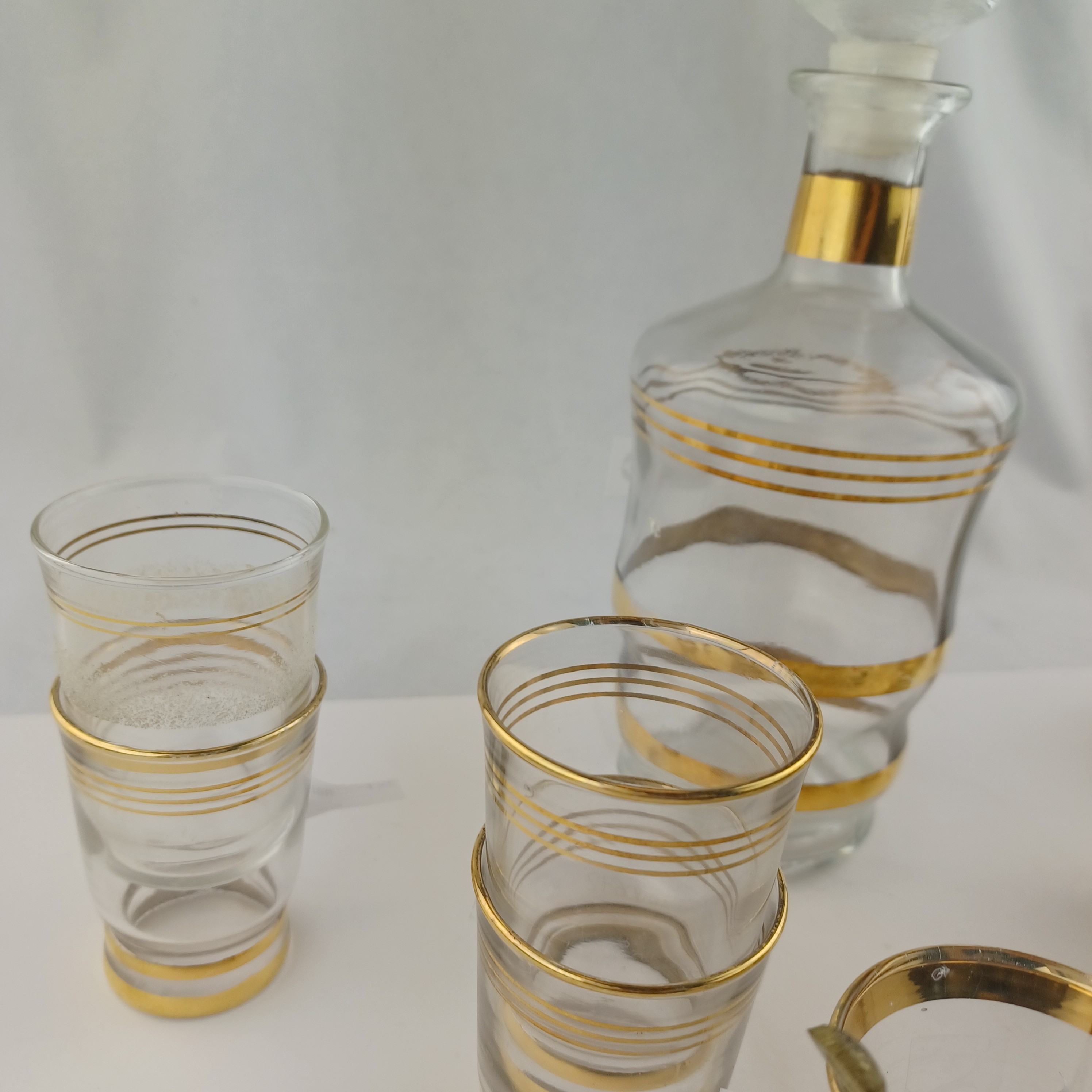 Voir photo 2 de Service à liqueur comprenant une carafe de 65cl avec bouchon, 8 verres à liqueurs et deux verres à thé avec leur cuillère Service à liqueur comprenant une carafe de 65cl avec bouchon, 8 verres à liqueurs et deux verres à thé avec leur cuillère Très bon état - Vue 2 -