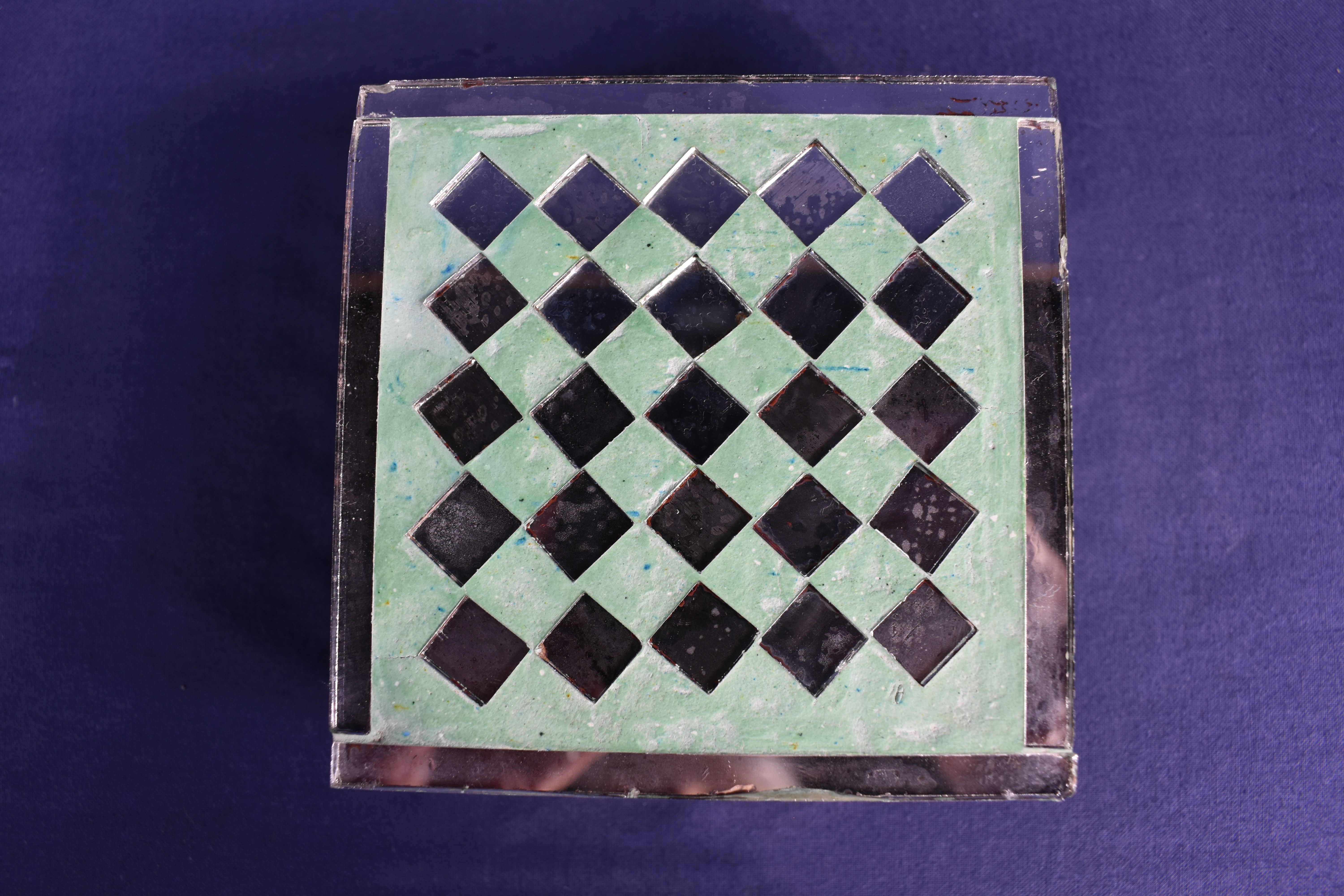 Voir photo 9 de 2 Boites à bijoux. 1 boite à bijoux " miroir " à fond vert (9 x 9 x 4 cm) 1 boite à bijoux marquetée de nacre ( 6 x 5 x 4 cm) 2 Boites à bijoux. 1 boite à bijoux " miroir " à fond vert (9 x 9 x 4 cm) 1 boite à bijoux marquetée de nacre ( 6 x 5 x 4 cm) Bon état - Vue 9 -