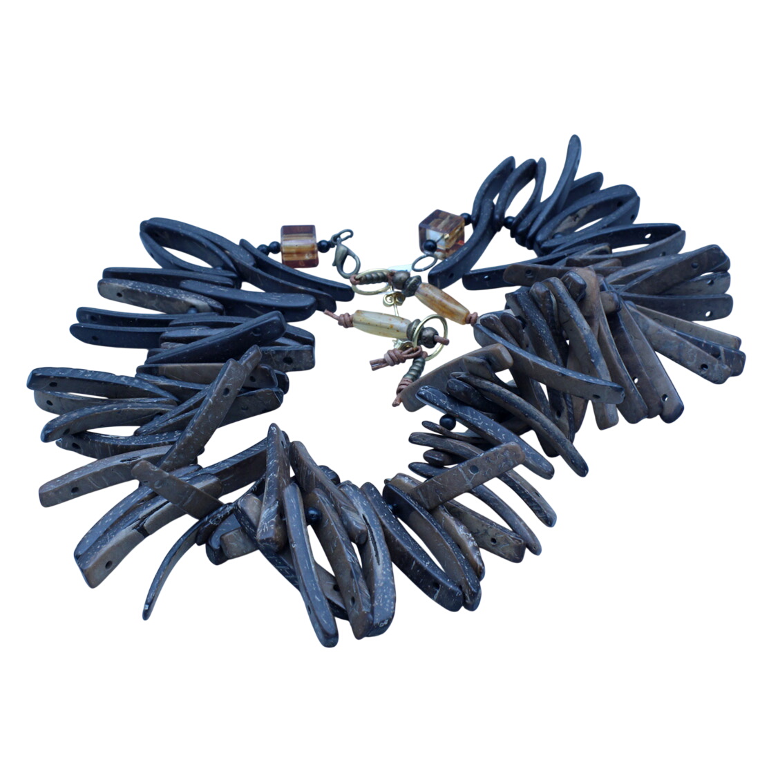 Acheter Collier noix de coco et boucles d'oreilles pierre métal Bon état - 19,00 € Collier noix de coco et boucles d'oreilles pierre métal Bon état - reconditionné disponible sur Label Emmaüs