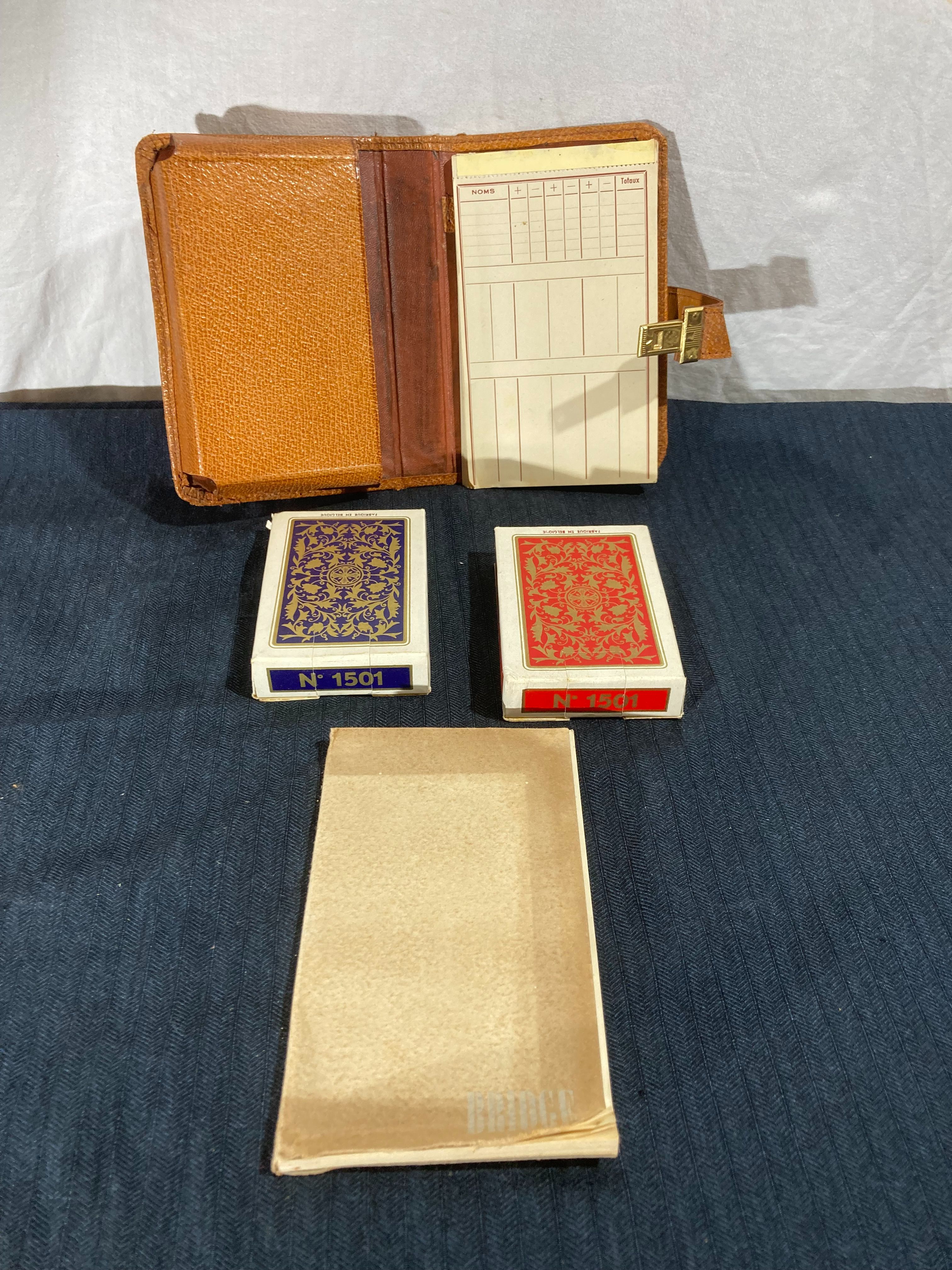 Voir photo 2 de Coffret de Bridge Vintage en Cuir, Complet avec Cartes et Carnet de Score Coffret de Bridge Vintage en Cuir, Complet avec Cartes et Carnet de Score Très bon état - Vue 2 -