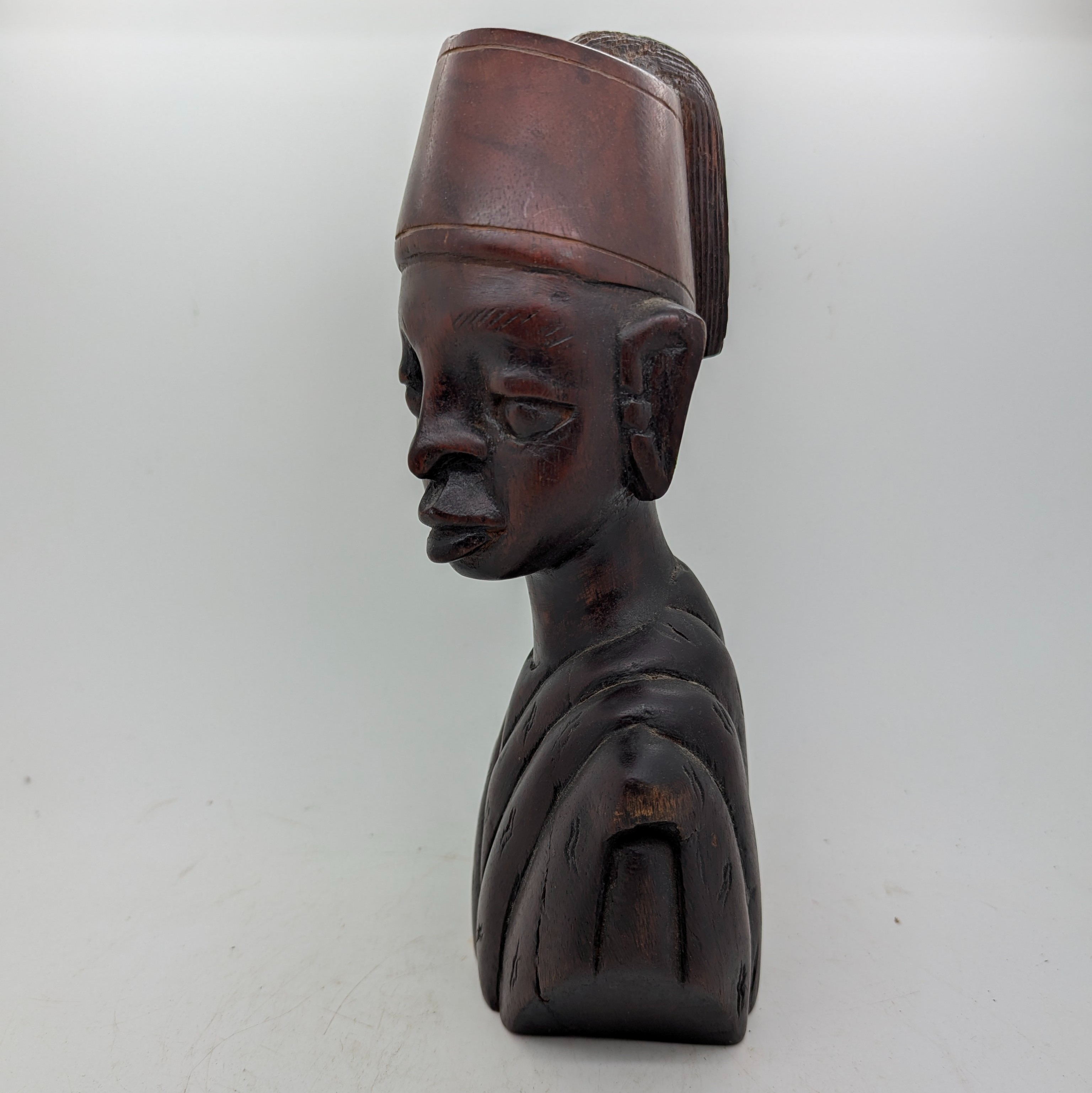Buste en bois rouge sculpté homme portant le fez H : 24 cm - Photo 2