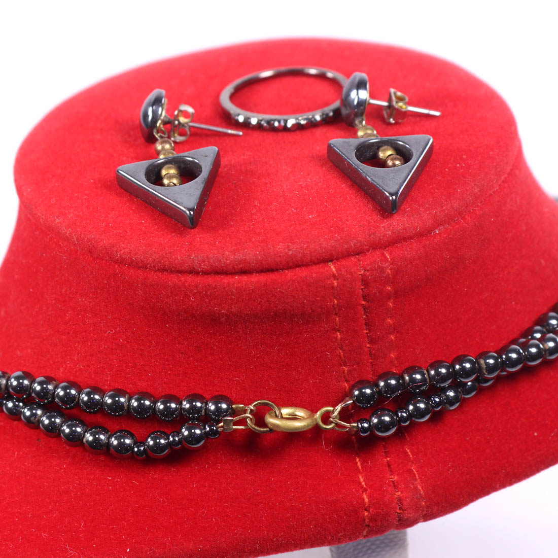 Voir photo 3 de Collier double-rang en hématite + boucles d'oreille Collier double-rang en hématite + boucles d'oreille Bon état - Vue 3 -
