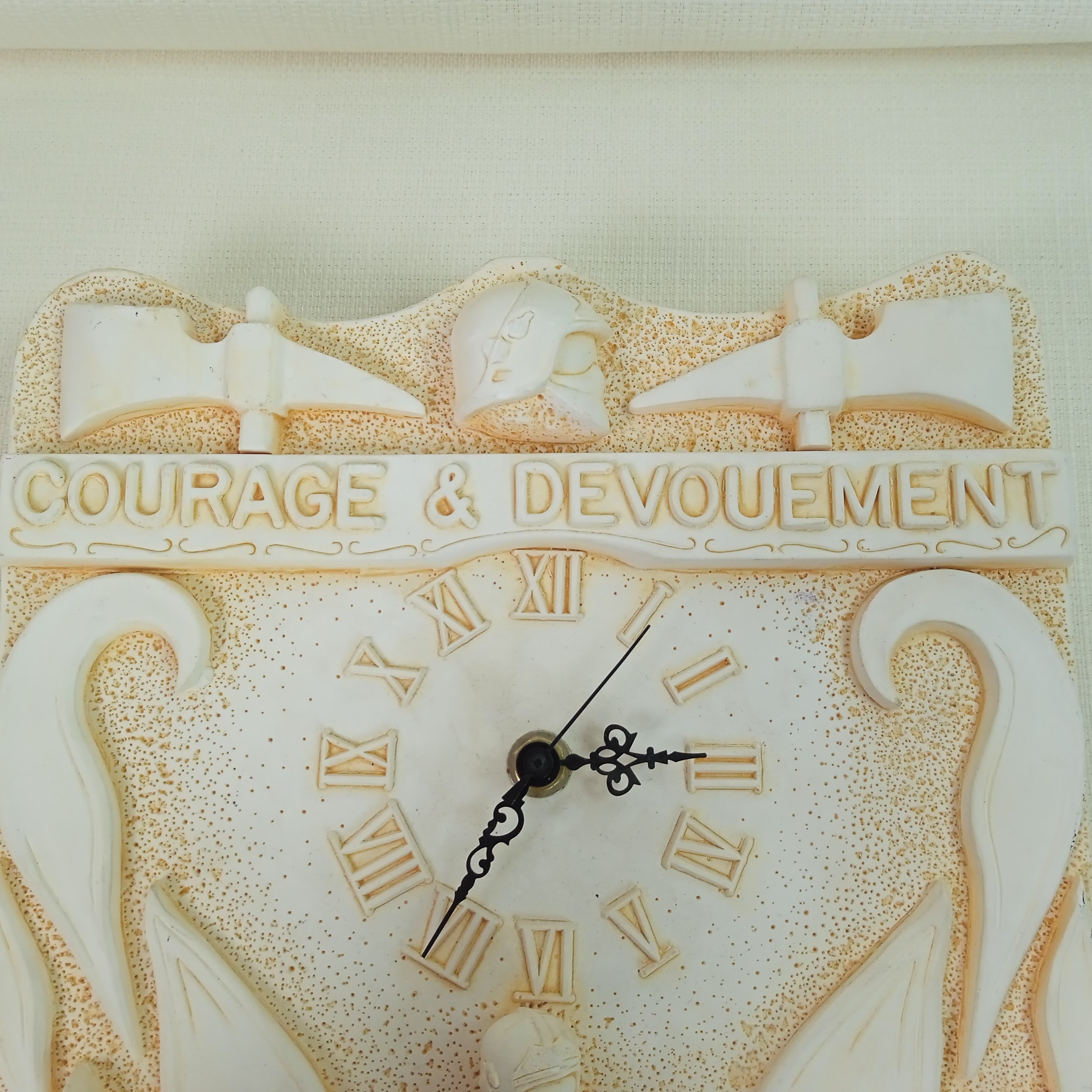 Horloge plâtre" hommage aux pompiers". - Bon état - Photo 2