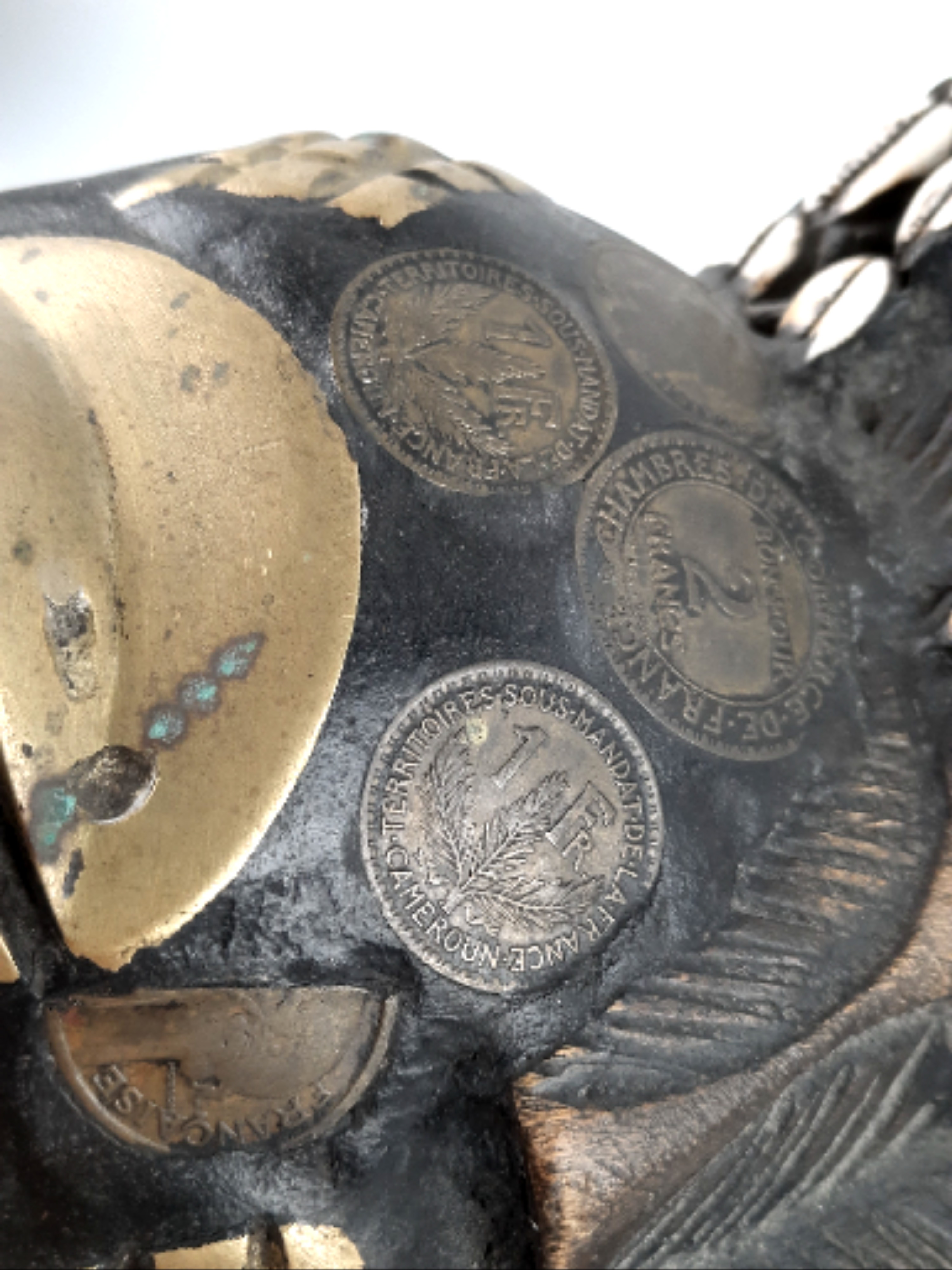 Masque africain en bois avec pièces de monnaie Bon état - Vue 9 - 