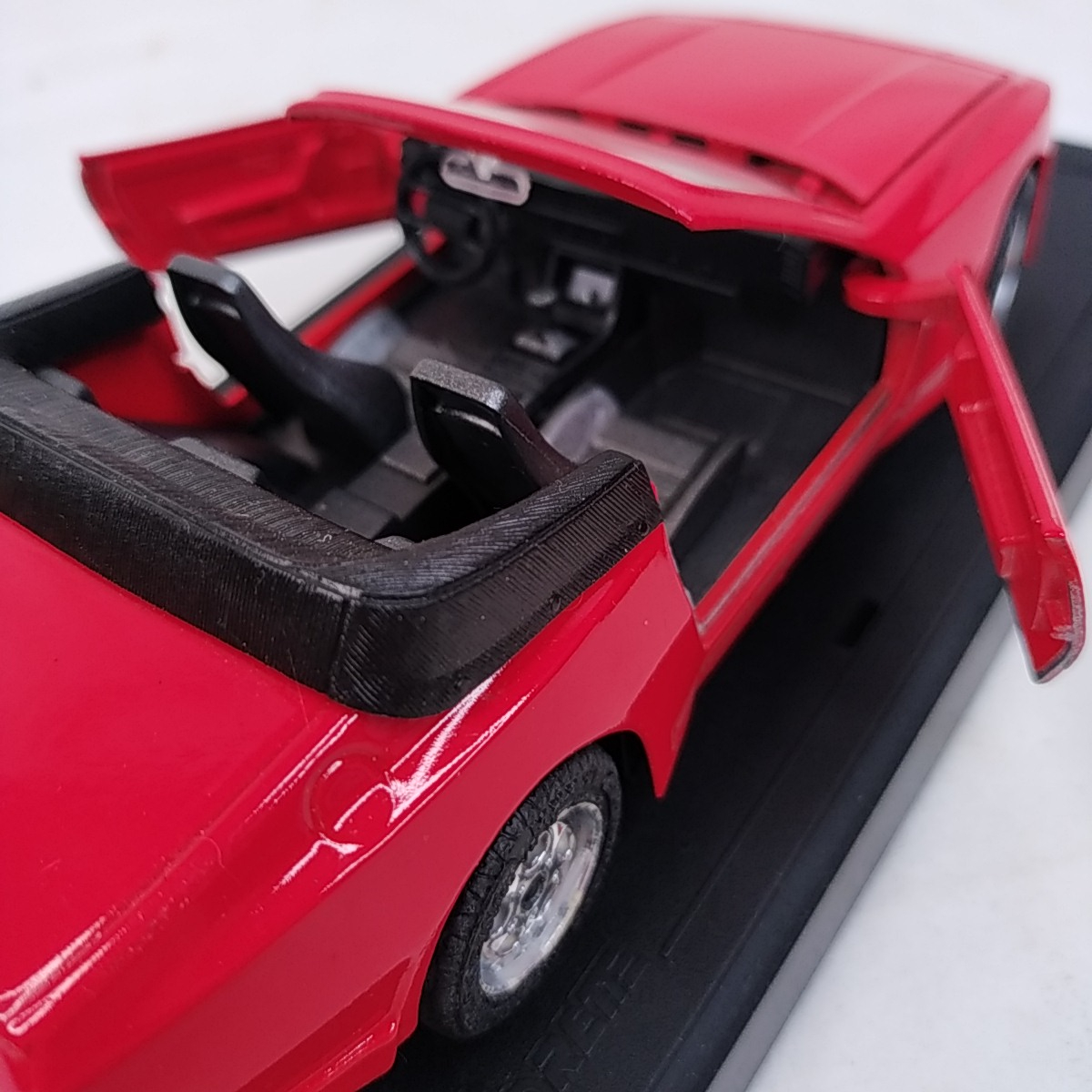 Voir photo 4 de Voiture miniature Porsche 944 S2 convertible Majorette Voiture miniature Porsche 944 S2 convertible Majorette État correct - Vue 4 -