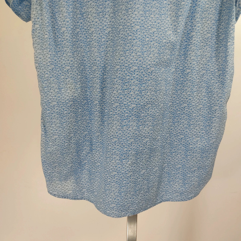 Voir photo 6 de Chemise homme manches courtes serge blanco bleu clair motifs discrets, doublure fleurie Chemise homme manches courtes serge blanco bleu clair motifs discrets, doublure fleurie Très bon état - Vue 6 -