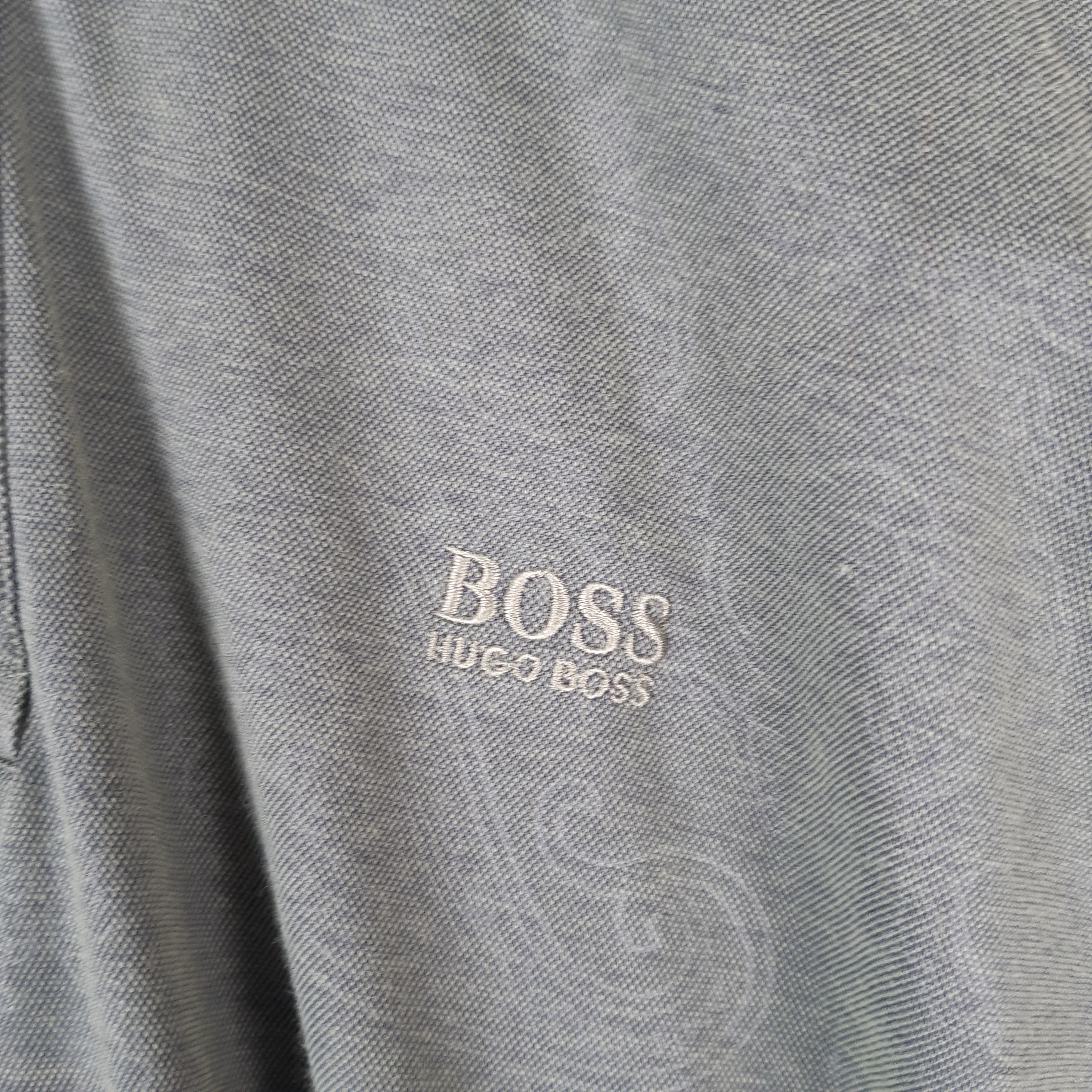 Voir photo 2 de Hugo Boss - Polo sauge vert coton - Taille M mesures Carrure= 42 Poitrine=51 Longueur= 66 Hugo Boss - Polo sauge vert coton - Taille M mesures Carrure= 42 Poitrine=51 Longueur= 66 Très bon état - Vue 2 -