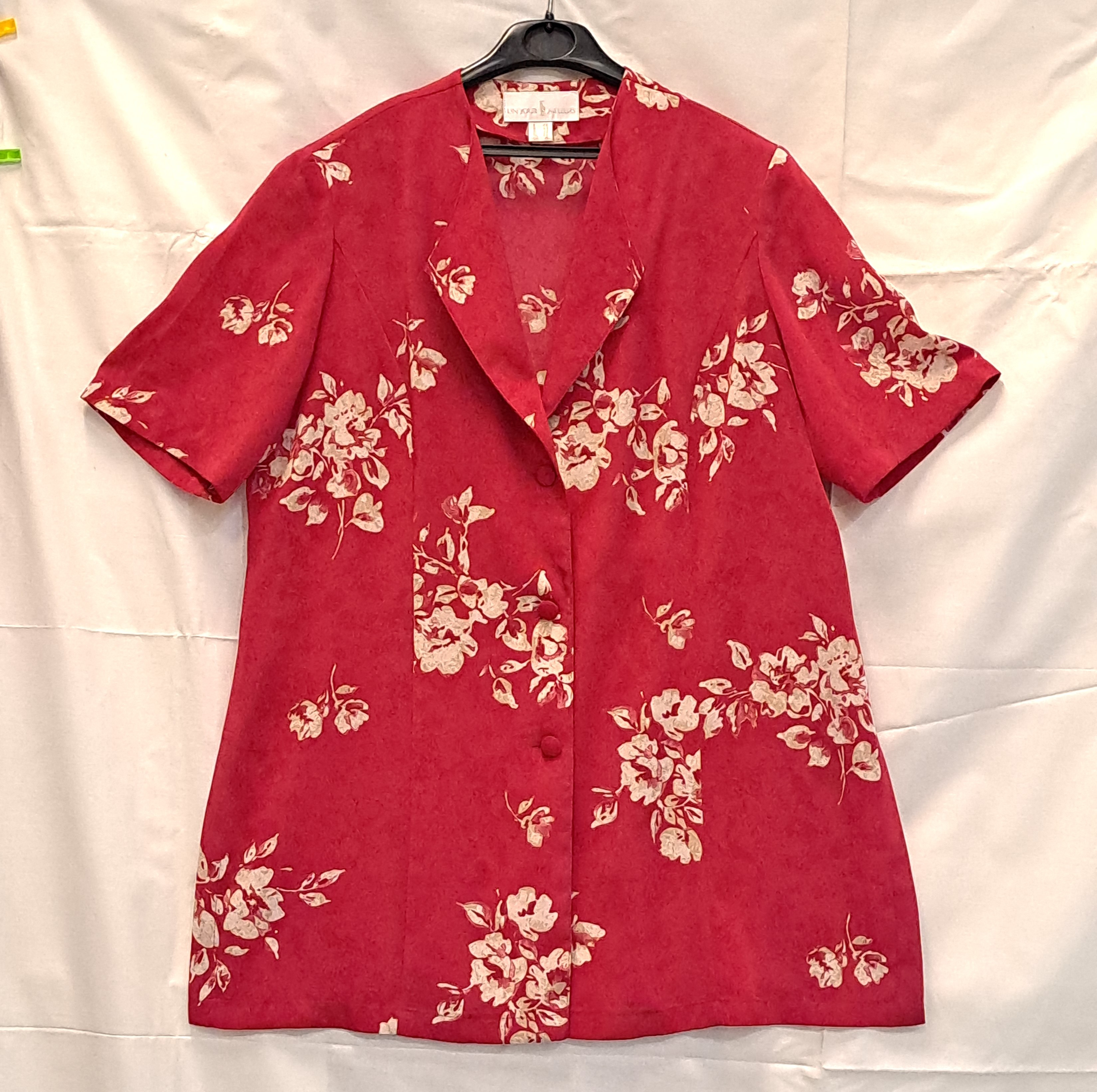 Acheter CHEMISIER POLYESTER FLEURS SUR FOND ROUGE UN JOUR AILLEURS T44 Très bon état - 21,00 € CHEMISIER POLYESTER FLEURS SUR FOND ROUGE UN JOUR AILLEURS T44 Très bon état - reconditionné disponible sur Label Emmaüs