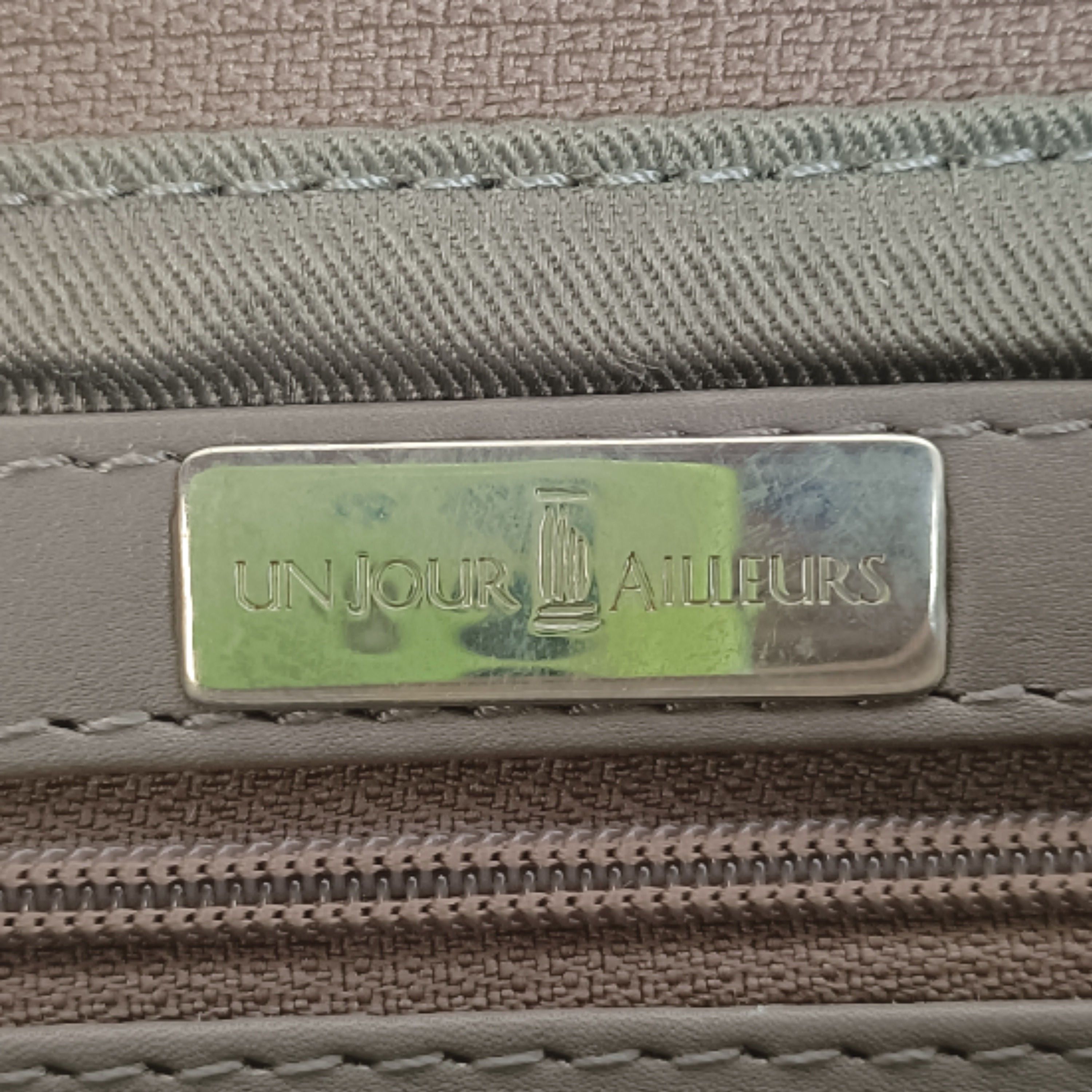 Sac bandoulière en cuir de vachette gris taupe - Un jour ailleurs - Photo 6