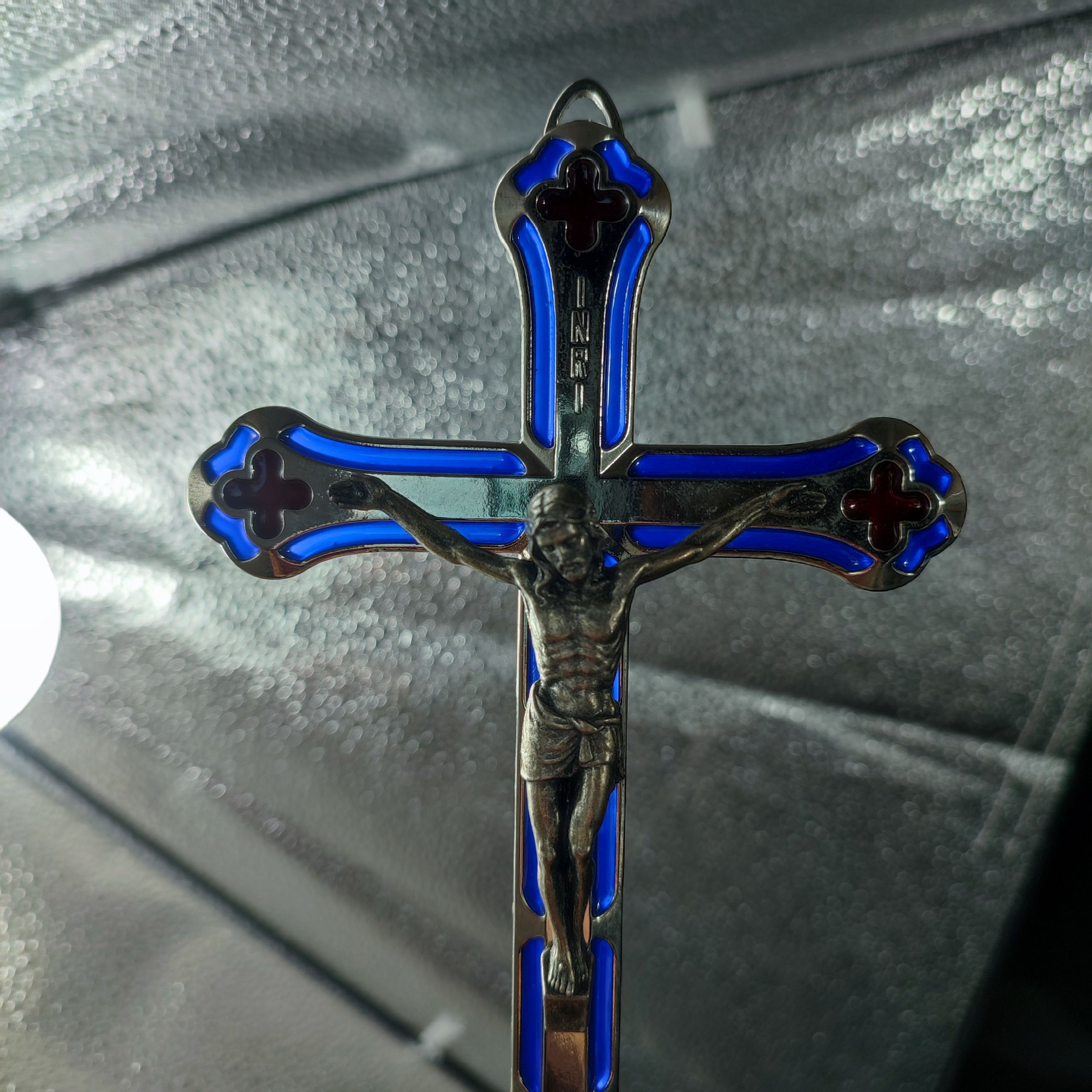 Crucifix vitrail en métal argenté - Photo 5