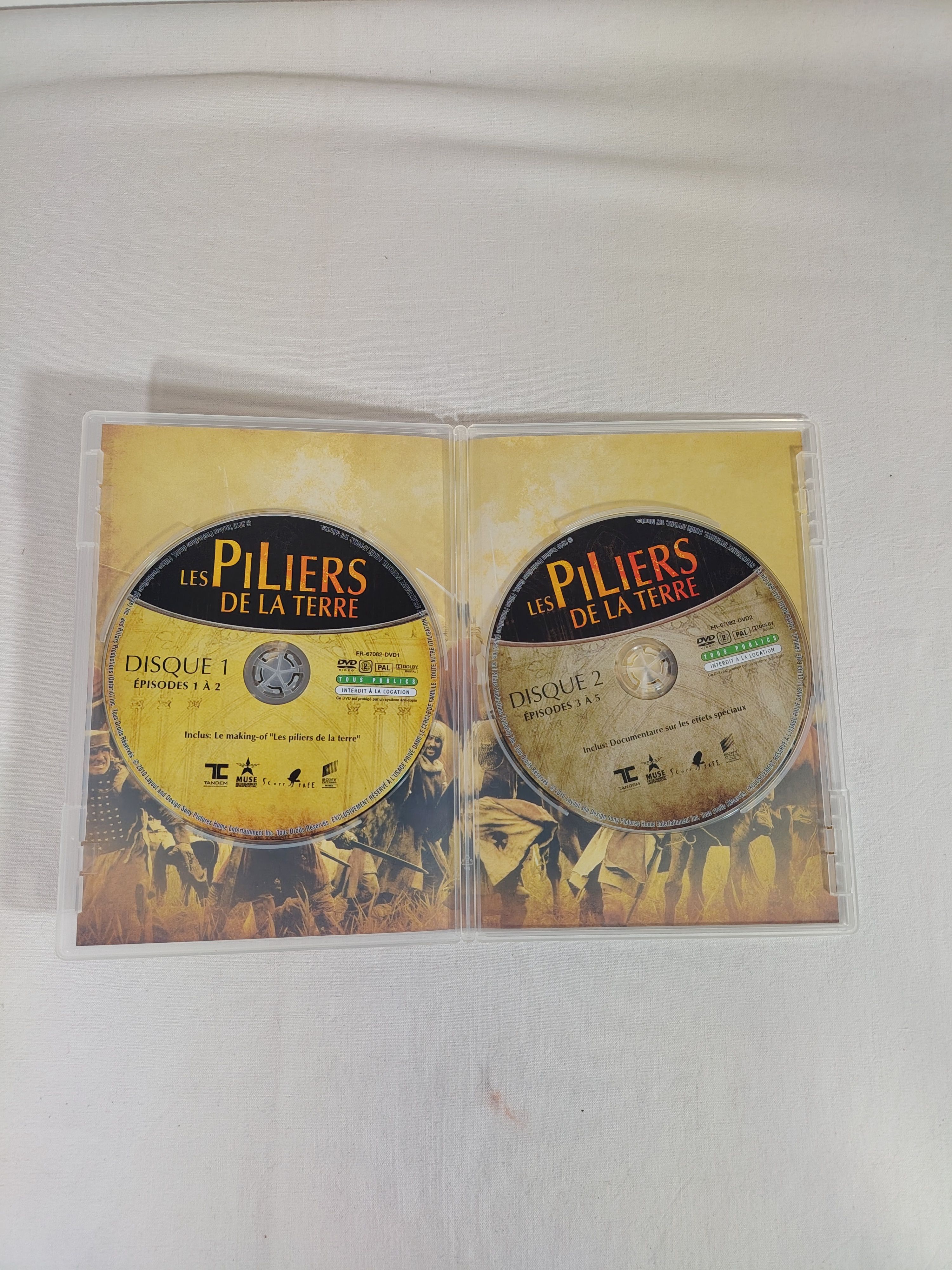 Voir photo 6 de Les piliers de la terre-Intégrale 3 DVD + Livre "Un monde sans fin" Les piliers de la terre-Intégrale 3 DVD + Livre "Un monde sans fin" Bon état - Vue 6 -