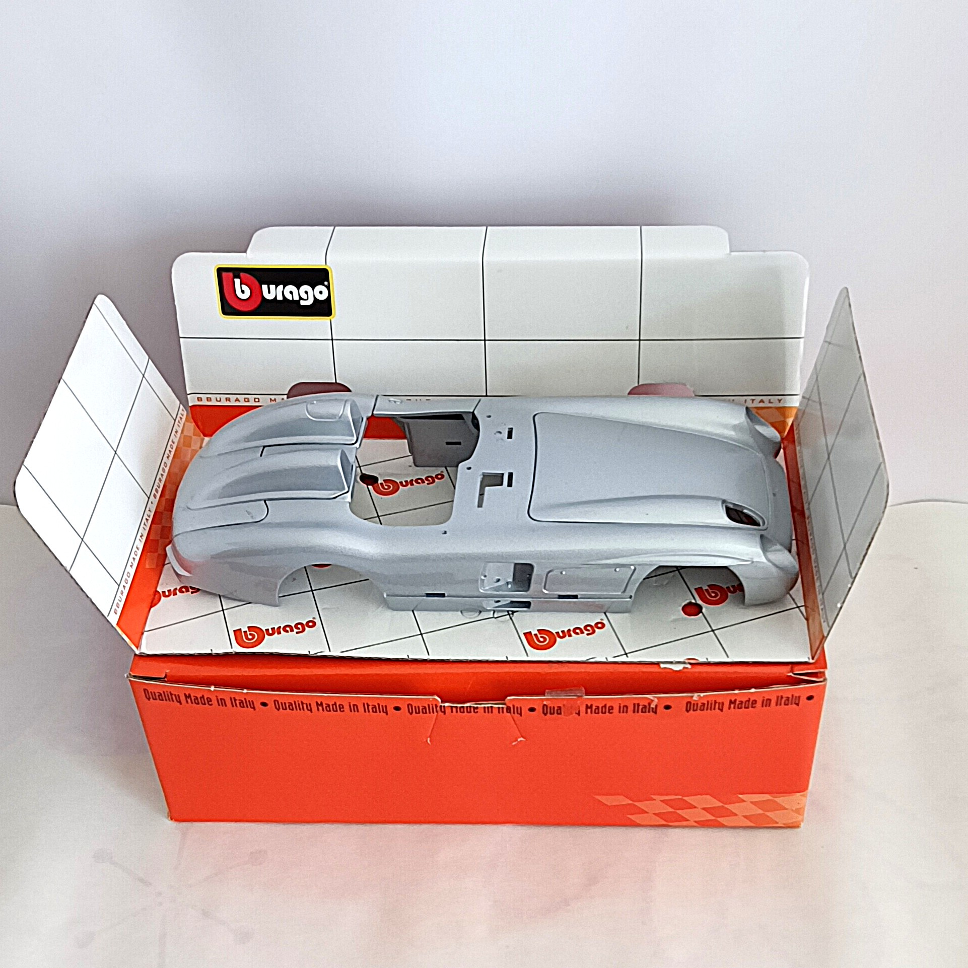 Maquette Burago 1/18 – Mercedes-Benz 300 SLR 1955 – Kit complet à assembler Très bon état - Vue 5 - 