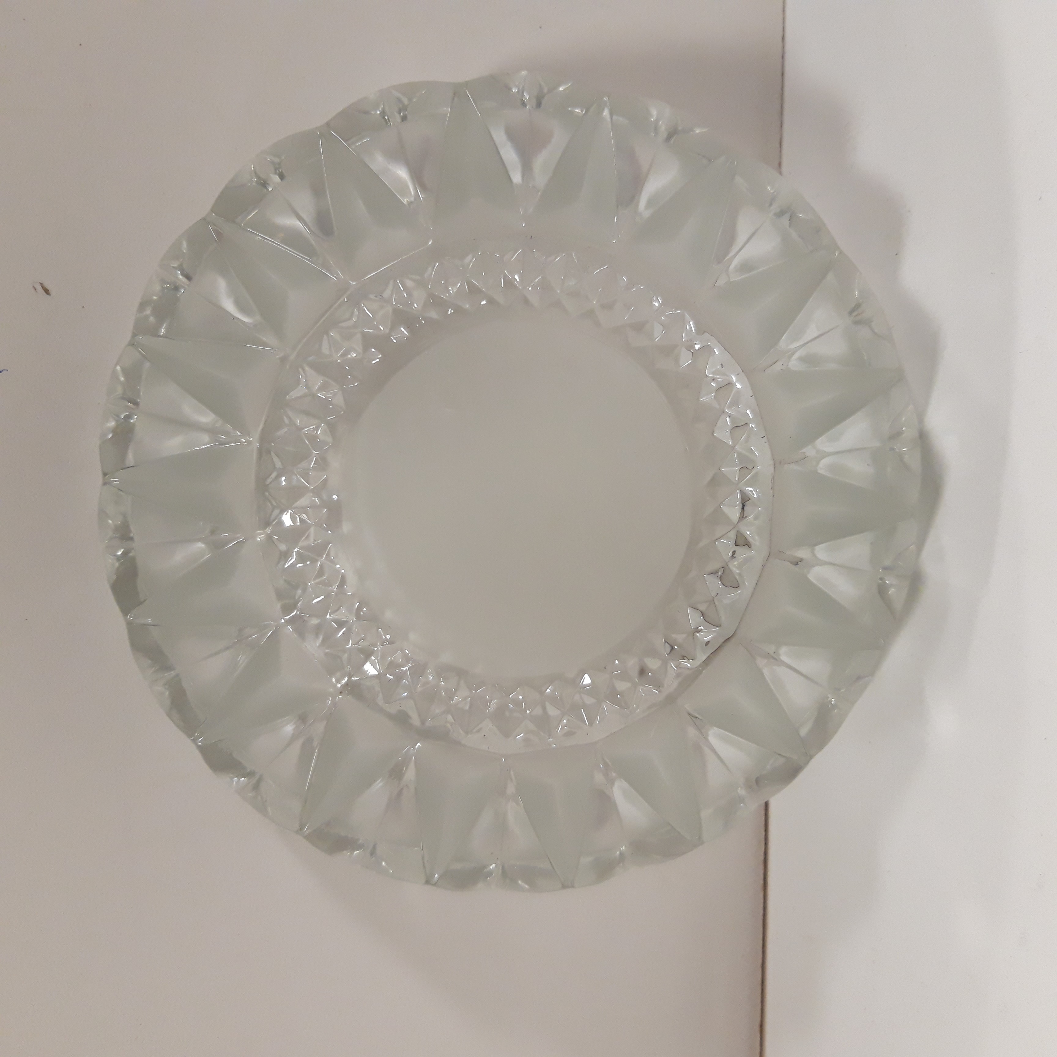 Voir photo 3 de Cendrier cristal opaque et transparent, joliment ciselé Cendrier cristal opaque et transparent, joliment ciselé Très bon état - Vue 3 -