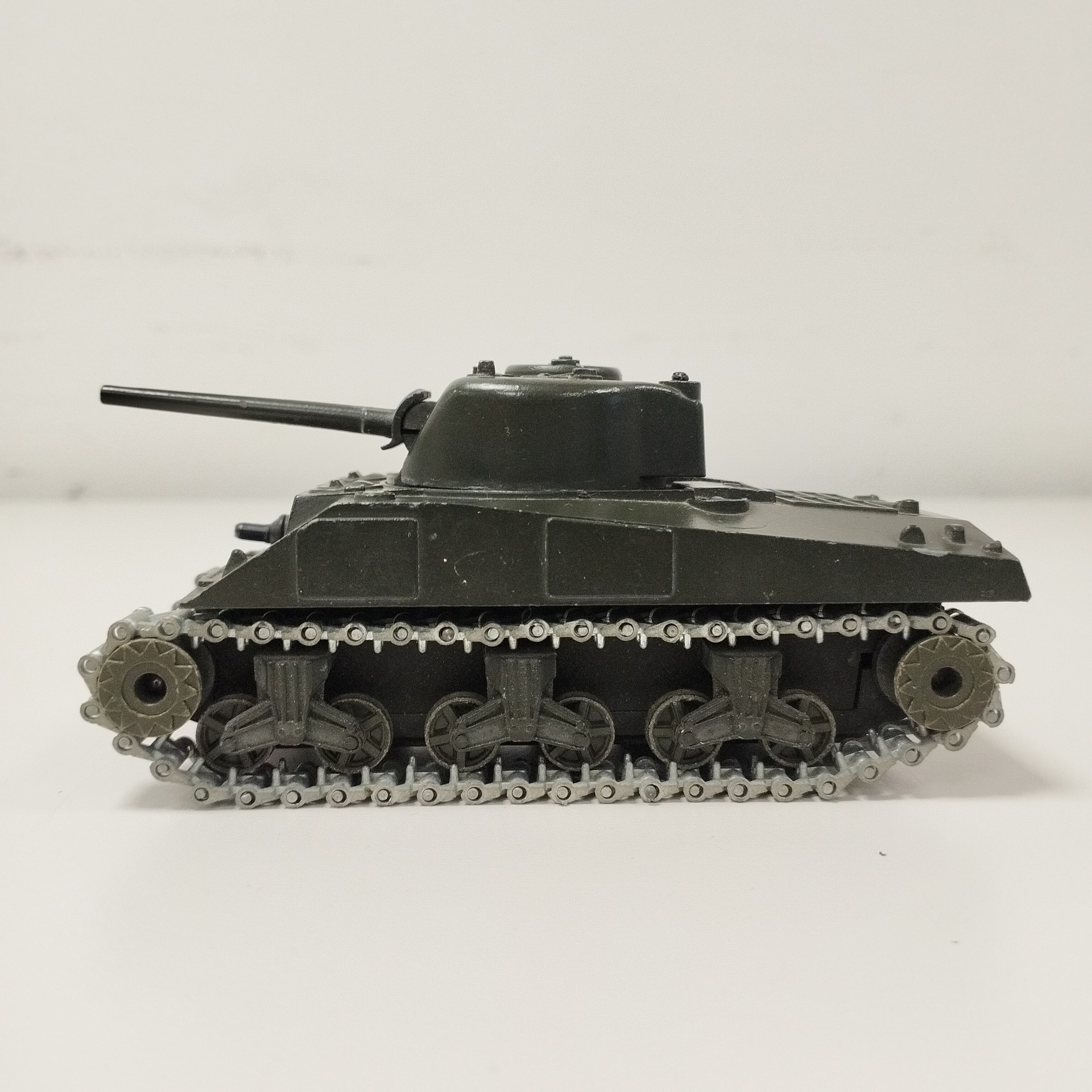 Voir photo 3 de Modèle réduit ancien Solido - Char Sherman M4A3 Modèle réduit ancien Solido - Char Sherman M4A3 Très bon état - Vue 3 -