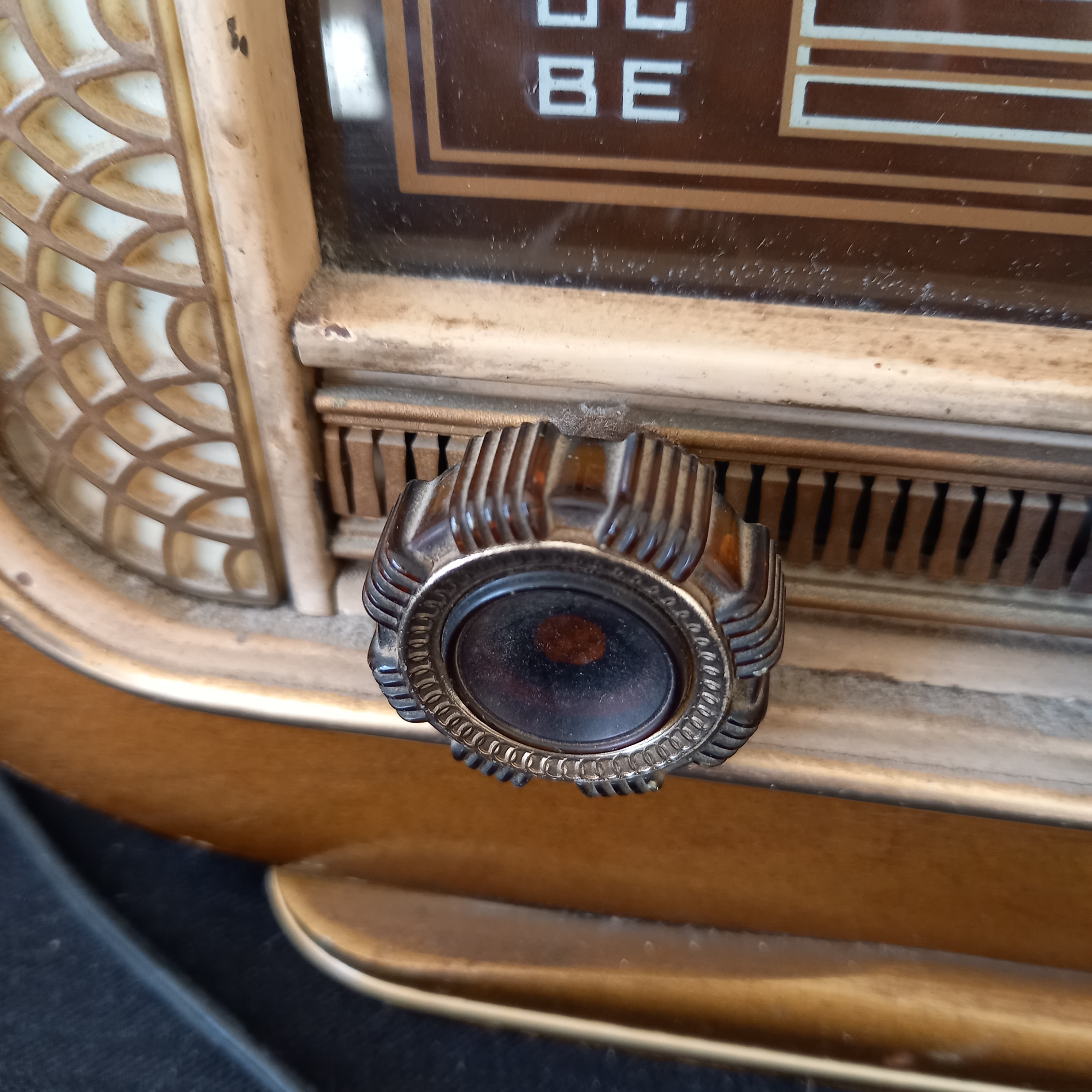 Vieux poste radio RACSON des années 1954 . La radio fonctionne mais pas de son. Bon état - Vue 4 - 