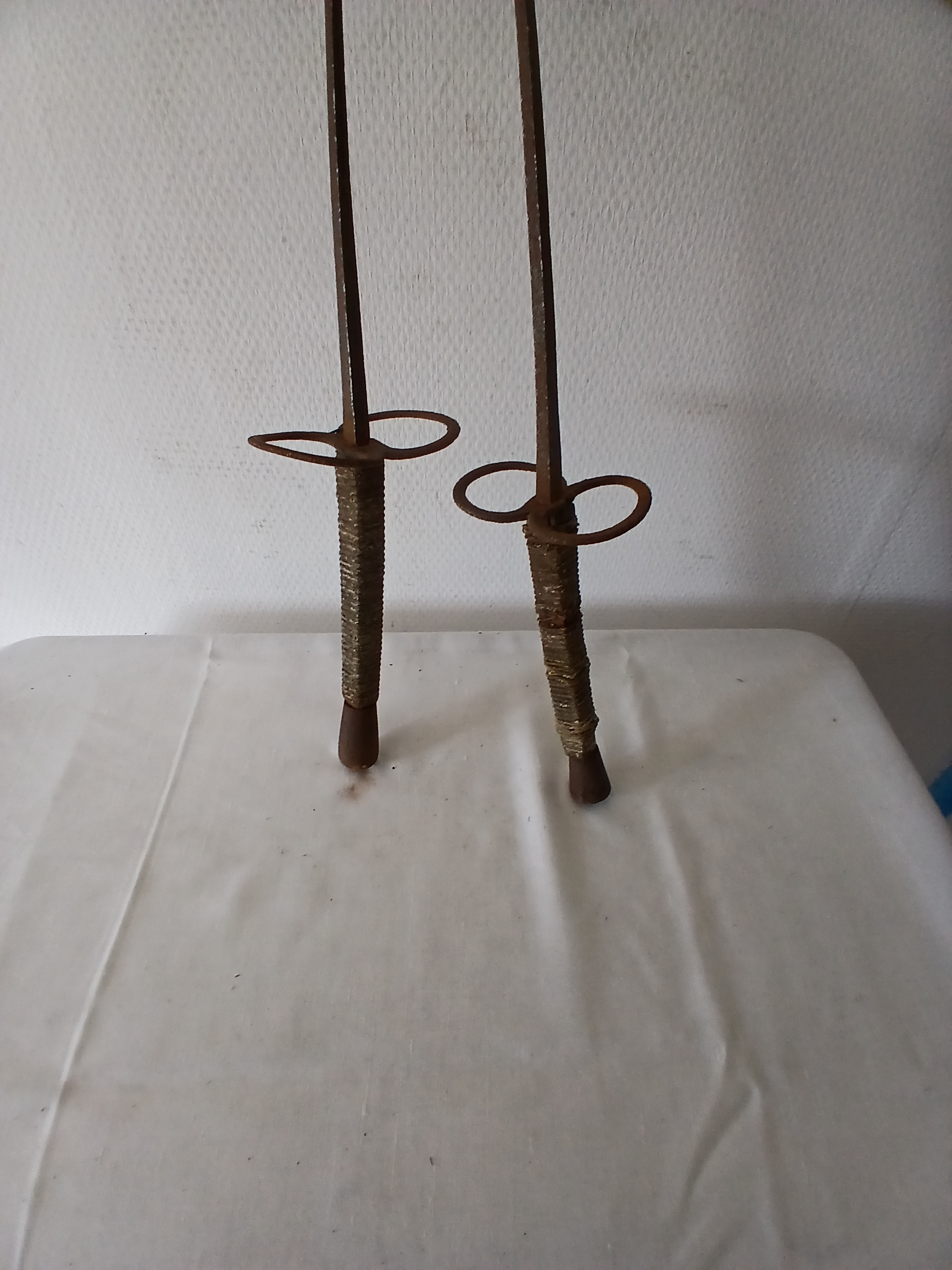 Lot de 2 anciens fleurets de duel non mouchetés. État correct - Vue 3 - 