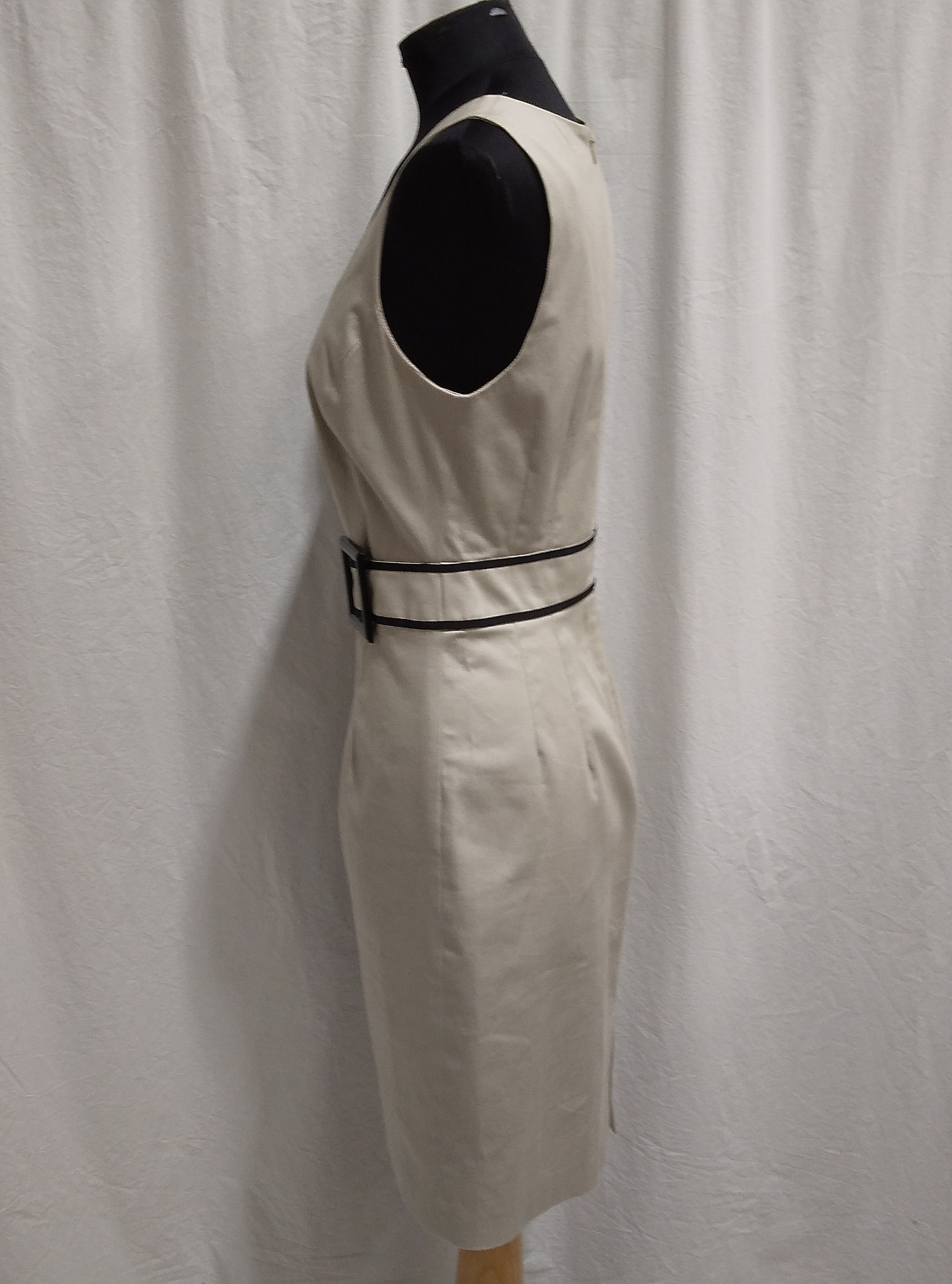 Voir photo 2 de Robe unie avec ceinture beige et bande noir intégré, Caroll - 36 Robe unie avec ceinture beige et bande noir intégré, Caroll - 36 Bon état - Vue 2 -