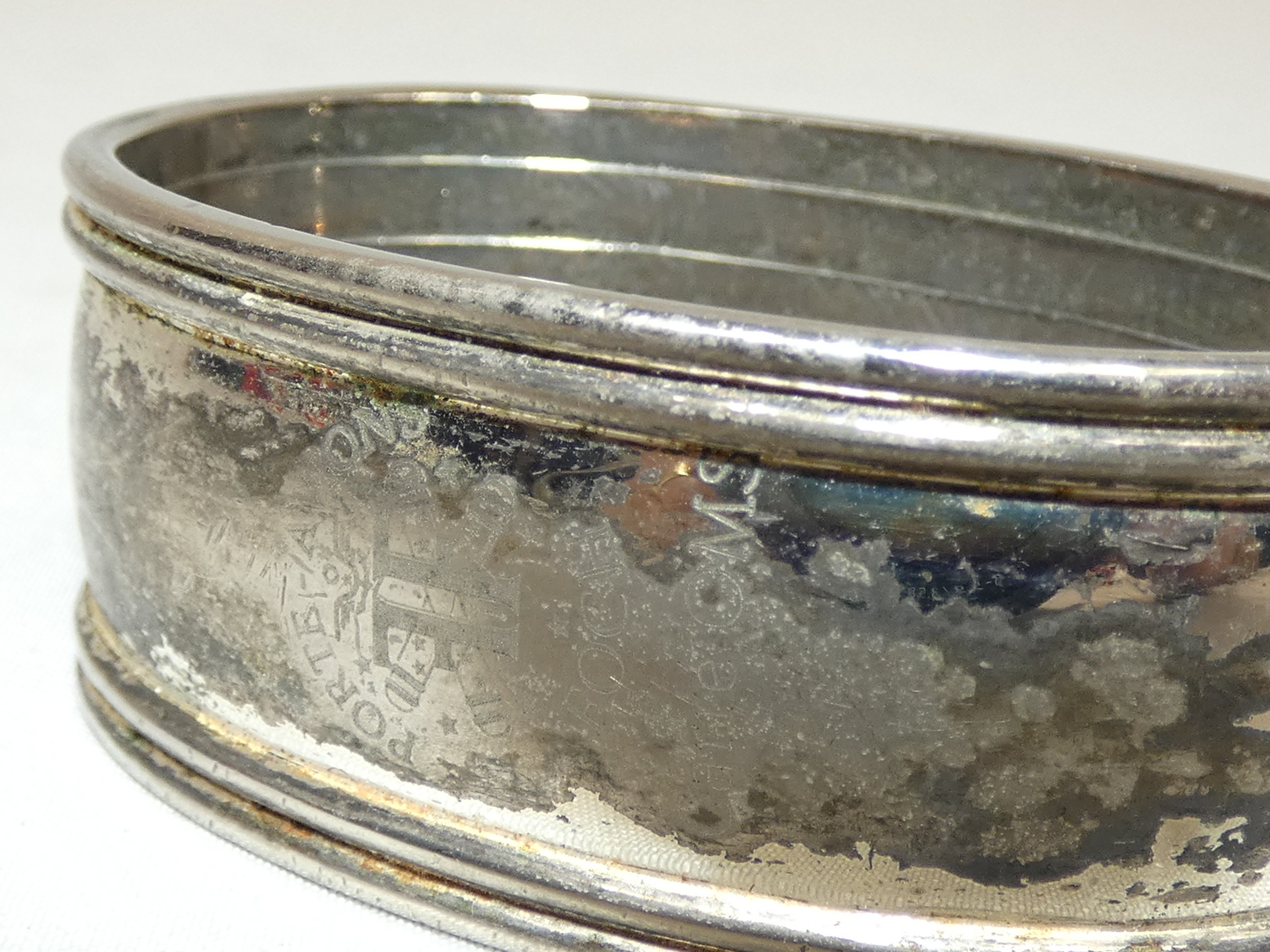 Paire de ronds de serviette en métal argenté du Porte-avion FOCH - Photo 3