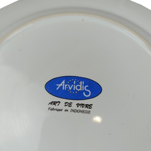 Voir photo 3 de Un service d'assiettes qui contient: 33 grandes plates, 14 petites à desserts plates, 6 creuses( ARVIDIS Fabriqué en INDONESIE ) Un service d'assiettes qui contient: 33 grandes plates, 14 petites à desserts plates, 6 creuses( ARVIDIS Fabriqué en INDONESIE ) État correct - Vue 3 -