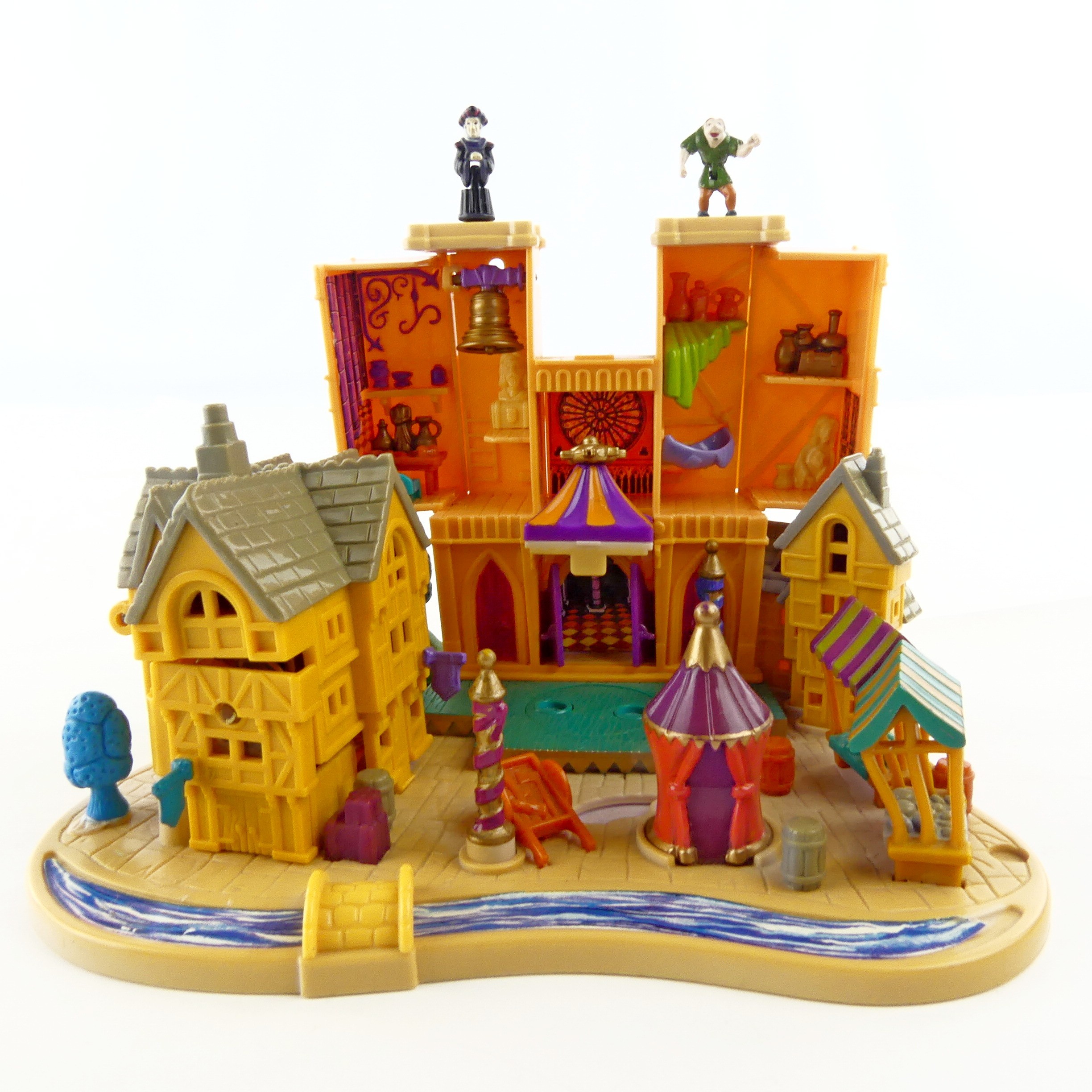 Voir photo 5 de Polly Pocket Notre Dame de Paris et 2 figurines Bluebird 1995 Polly Pocket Notre Dame de Paris et 2 figurines Bluebird 1995 Bon état - Vue 5 -