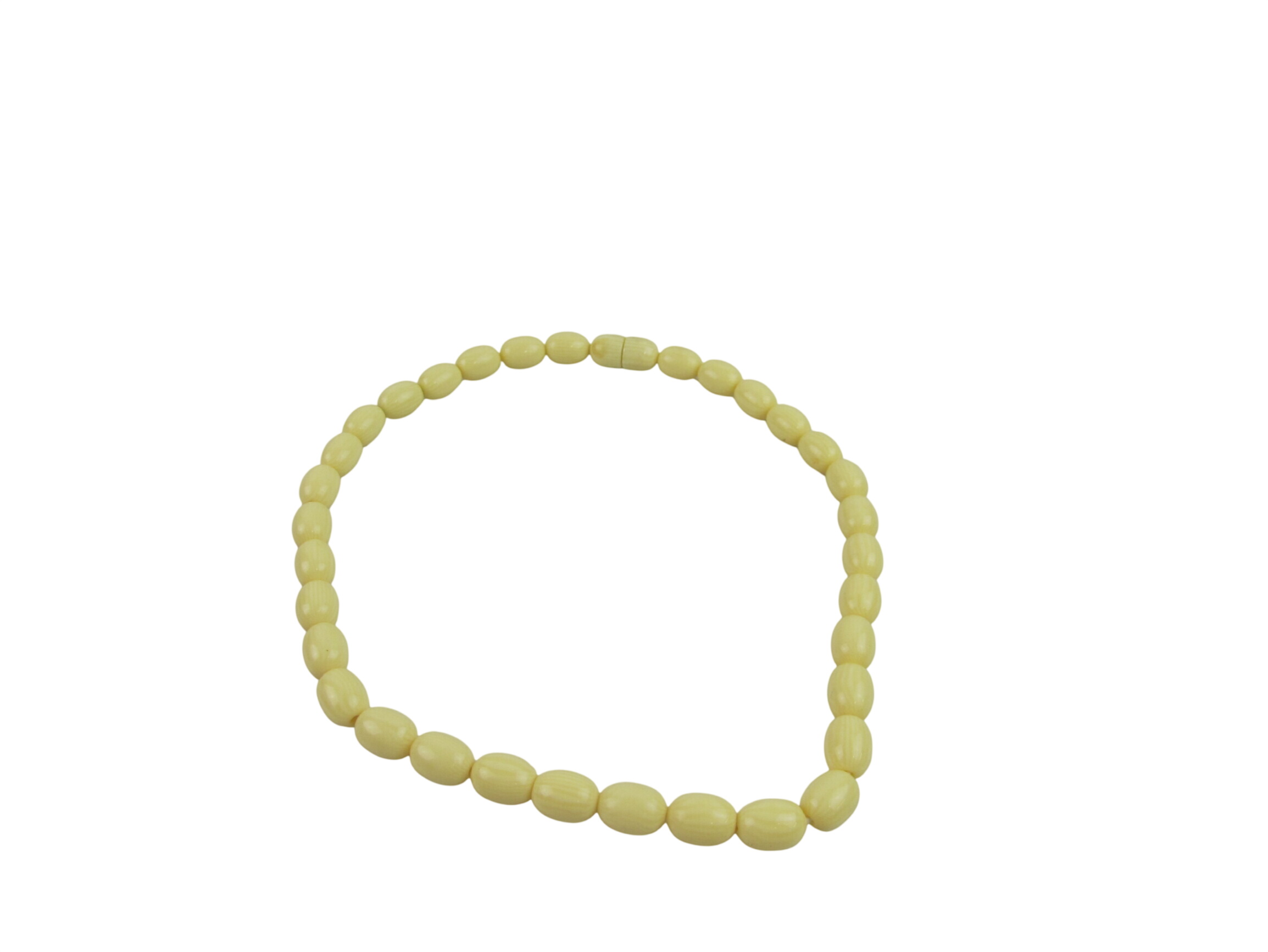 Acheter Collier vintage en perles de celluloïd gradée Bon état - 10,50 € Collier vintage en perles de celluloïd gradée Bon état - reconditionné disponible sur Label Emmaüs