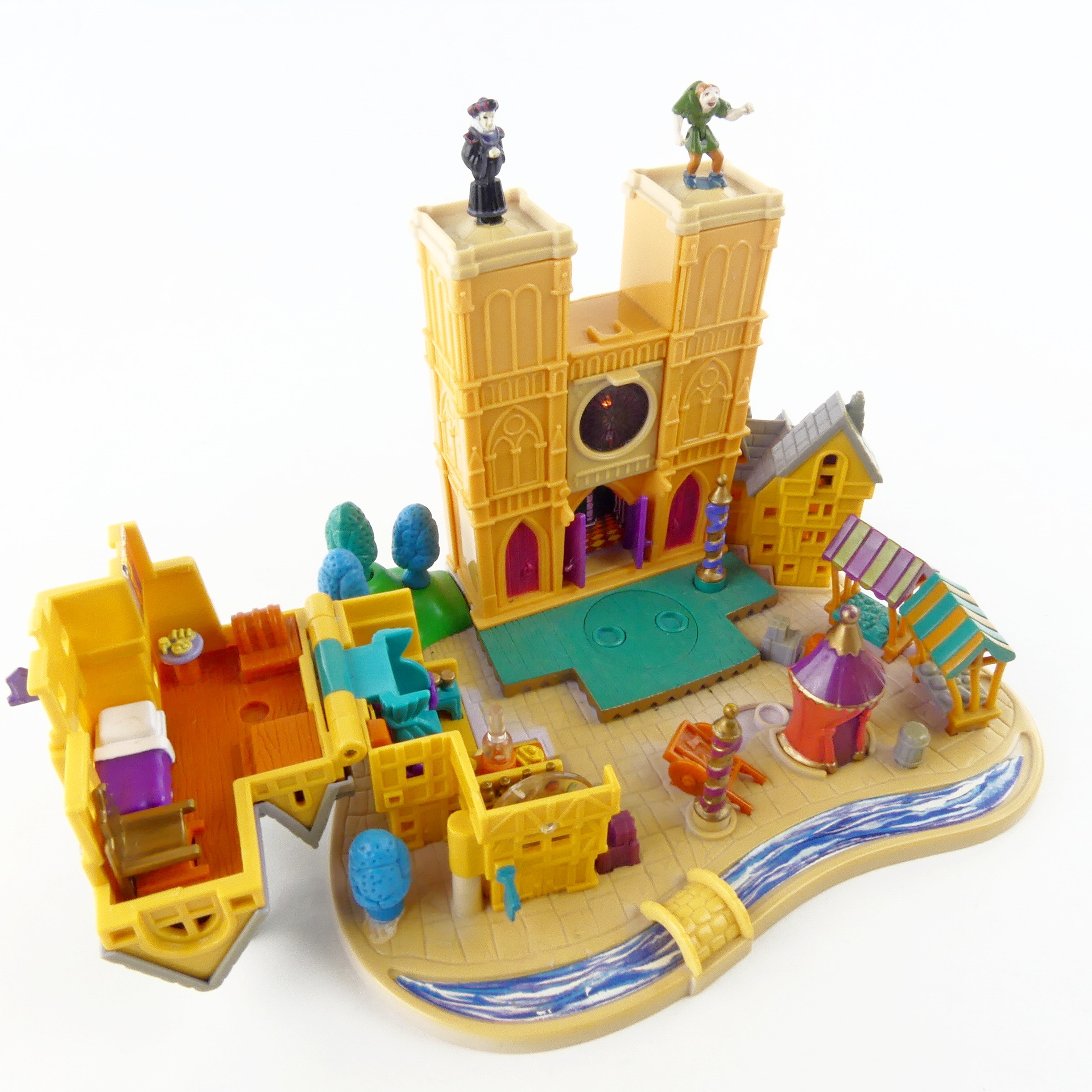 Voir photo 7 de Polly Pocket Notre Dame de Paris et 2 figurines Bluebird 1995 Polly Pocket Notre Dame de Paris et 2 figurines Bluebird 1995 Bon état - Vue 7 -