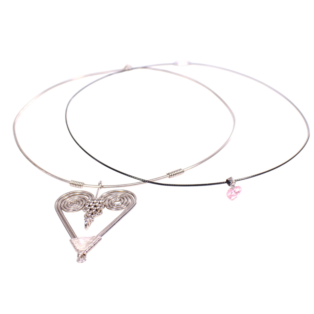 2 tours de cou avec pendentif Bon état -  reconditionné disponible sur Label Emmaüs