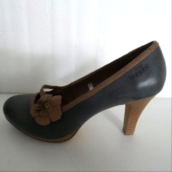 Escarpins Bugatti en cuir Pointure 40 Très bon état - Vue 2 - 