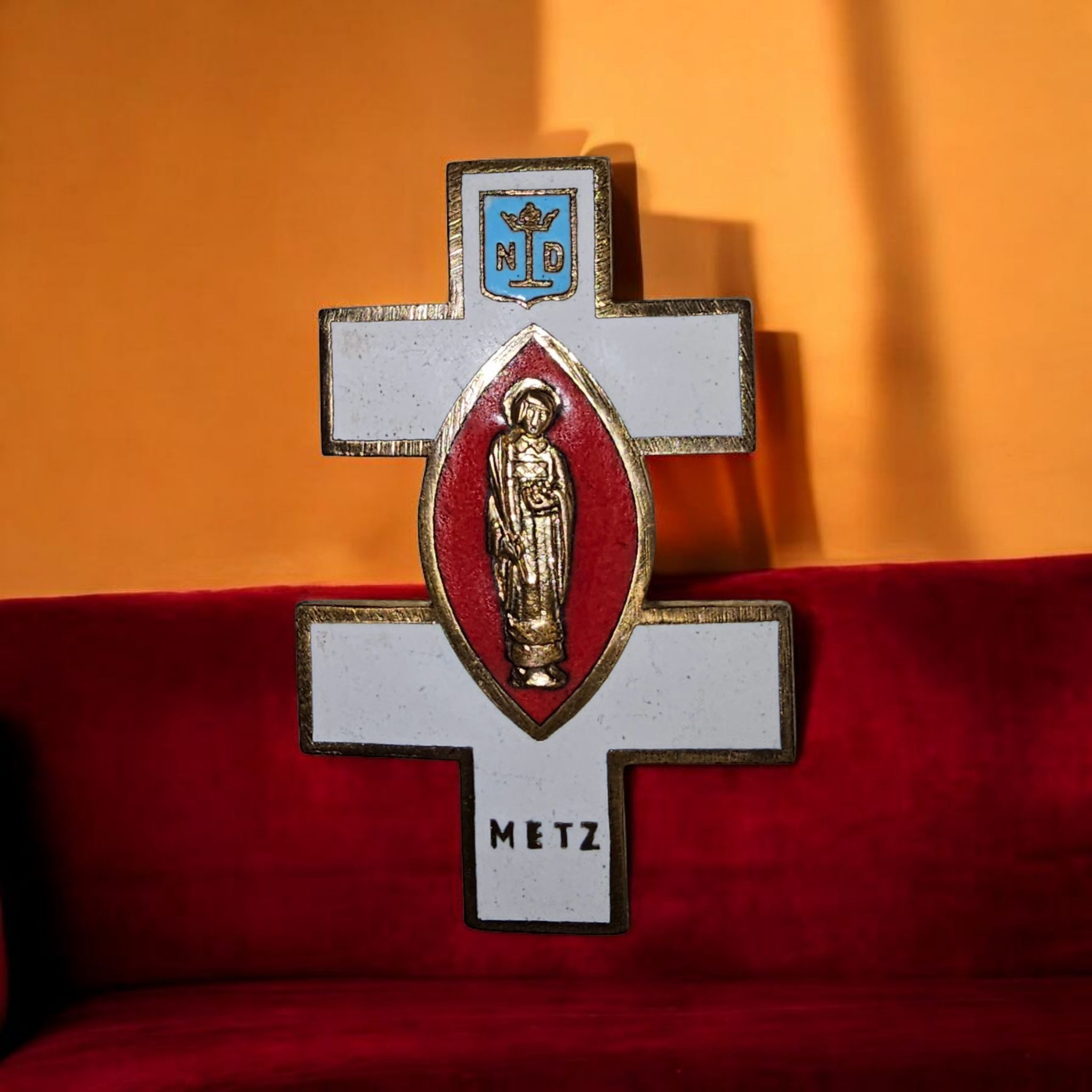 Broche 100% vintage " Croix de Lorraine " Très bon état - Vue 2 - 