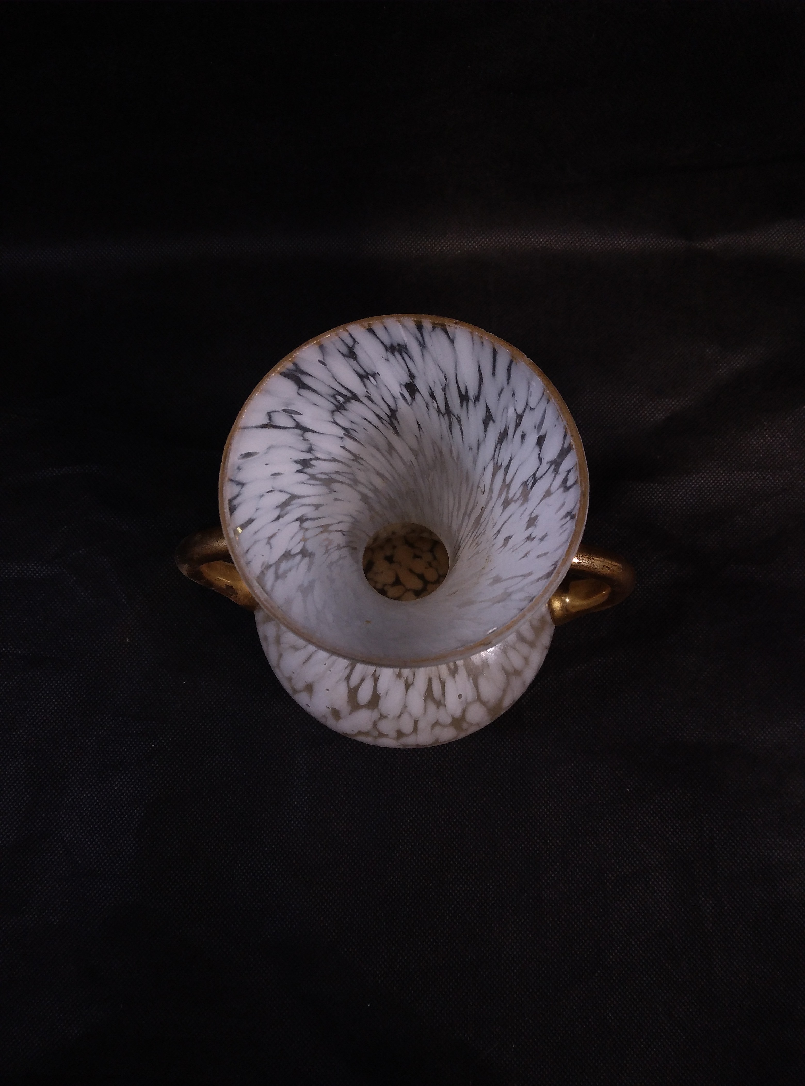 Voir photo 6 de Vase Vintage blanc moucheté avec anses dorées Vase Vintage blanc moucheté avec anses dorées Bon état - Vue 6 -